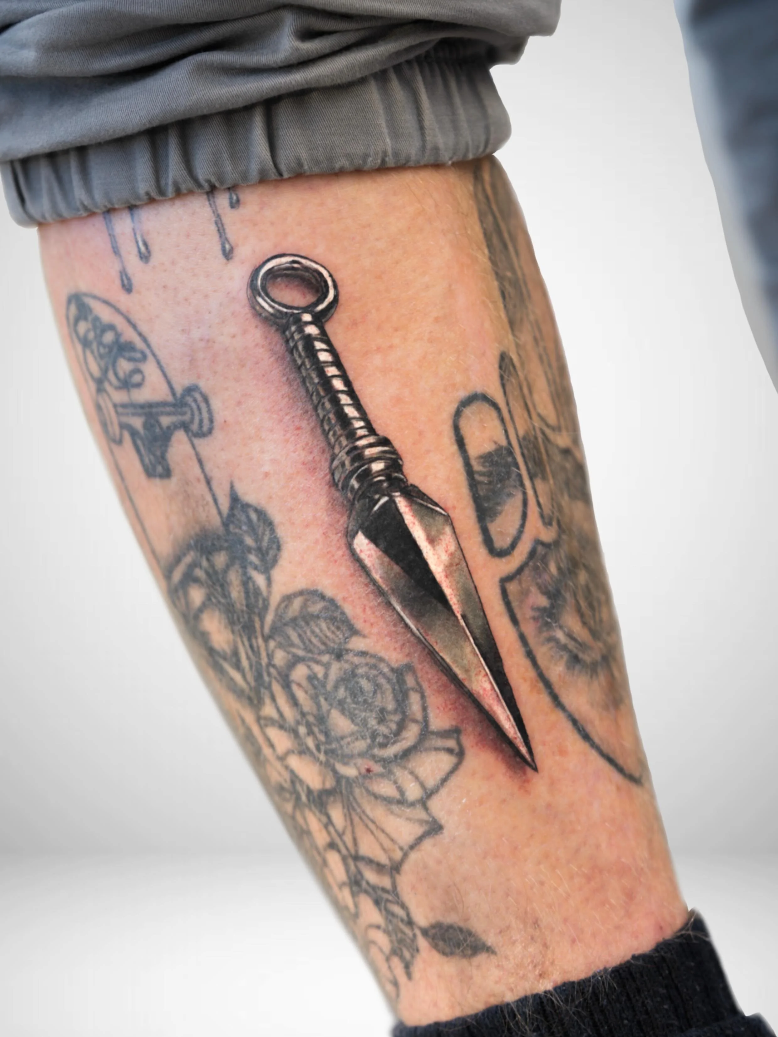 The old &ldquo;lived in&rdquo; surrounding tattoos really helping to make the new Kunai look really 3d
.
Done @blackdahliahackney 
.
#chrometattoo #metallictattoo #realistictattoo