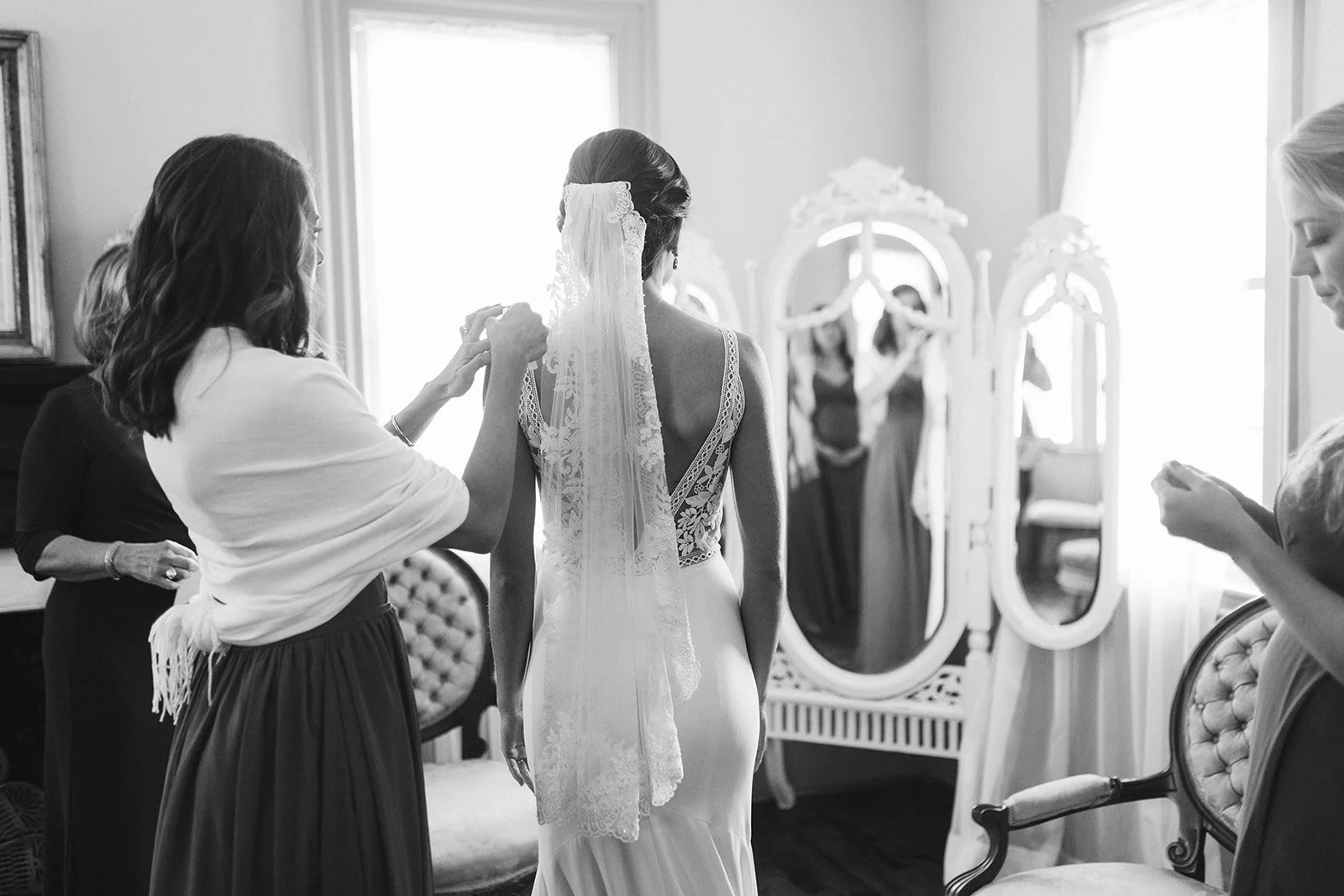 JULIA+LAWSON_GETTING READY_BRIDE-88_websize.jpg