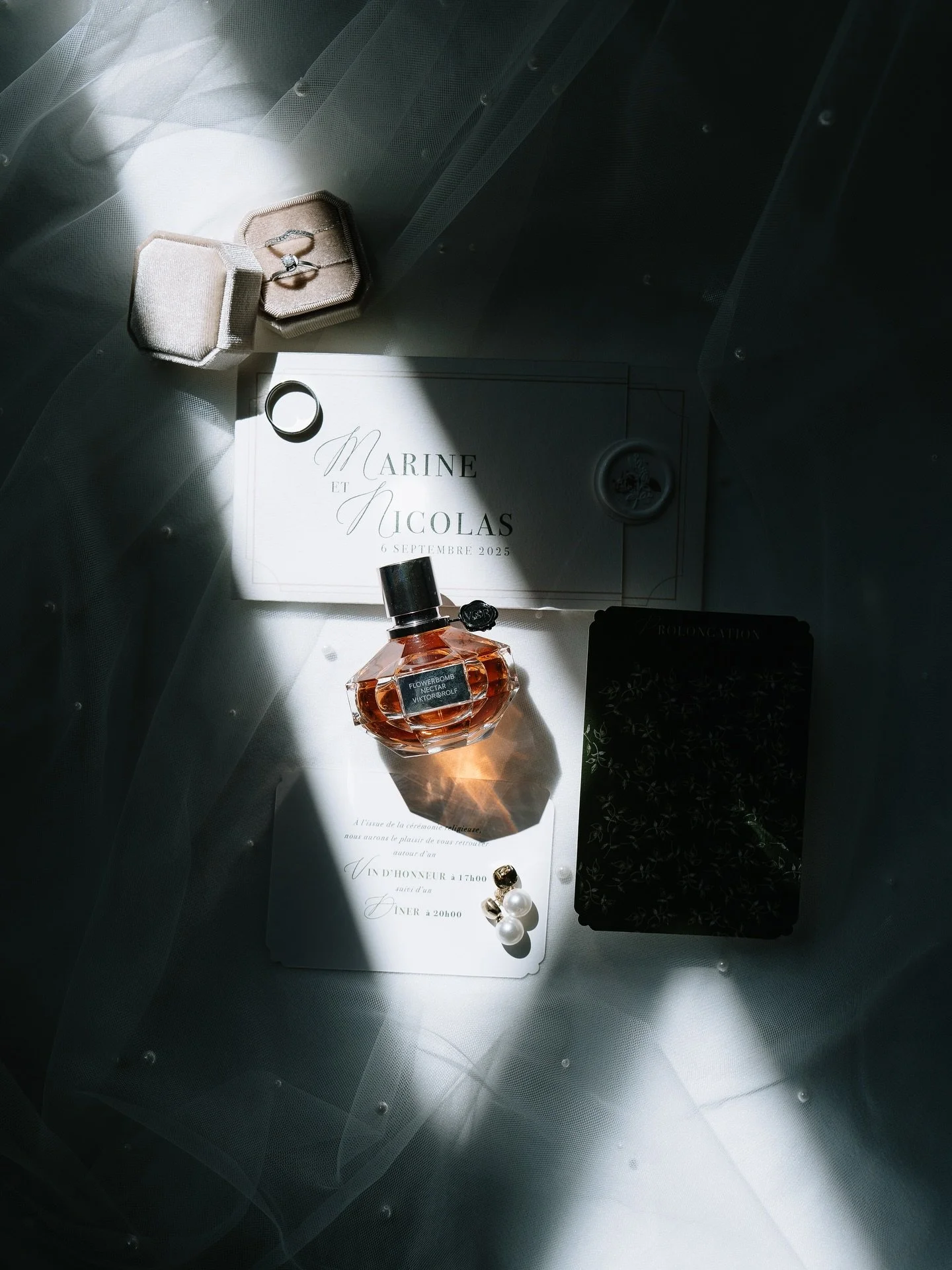 A ray of light on details&hellip;

#franceluxuryphotographer
#frenchweddingluxury 
#frenchweddingphotographer