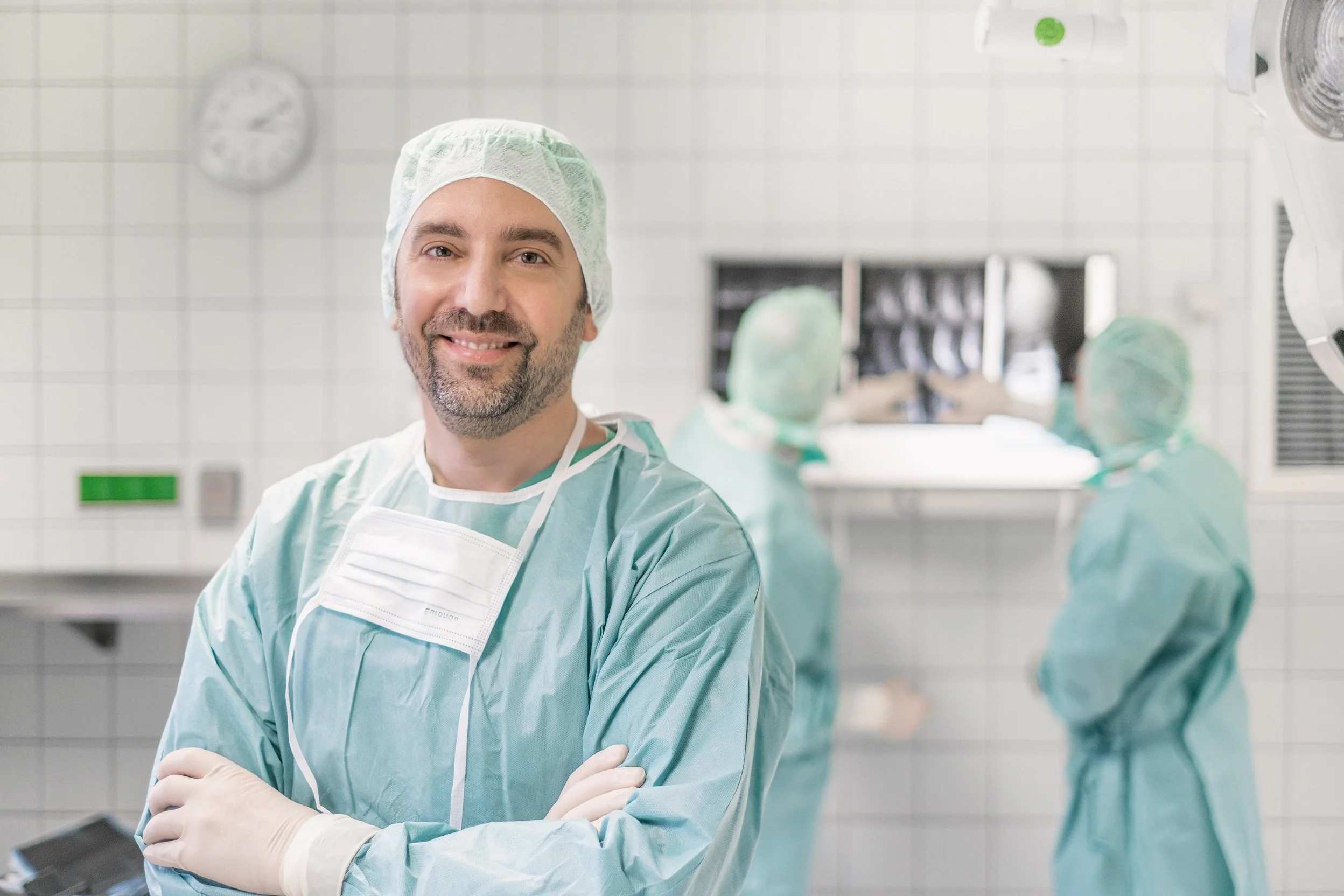 Dr. Christian Hirschner, Gefäßchirurg und Phlebologe in Kiel, im OP vor einer minimalinvasiven Krampfaderbehandlung.