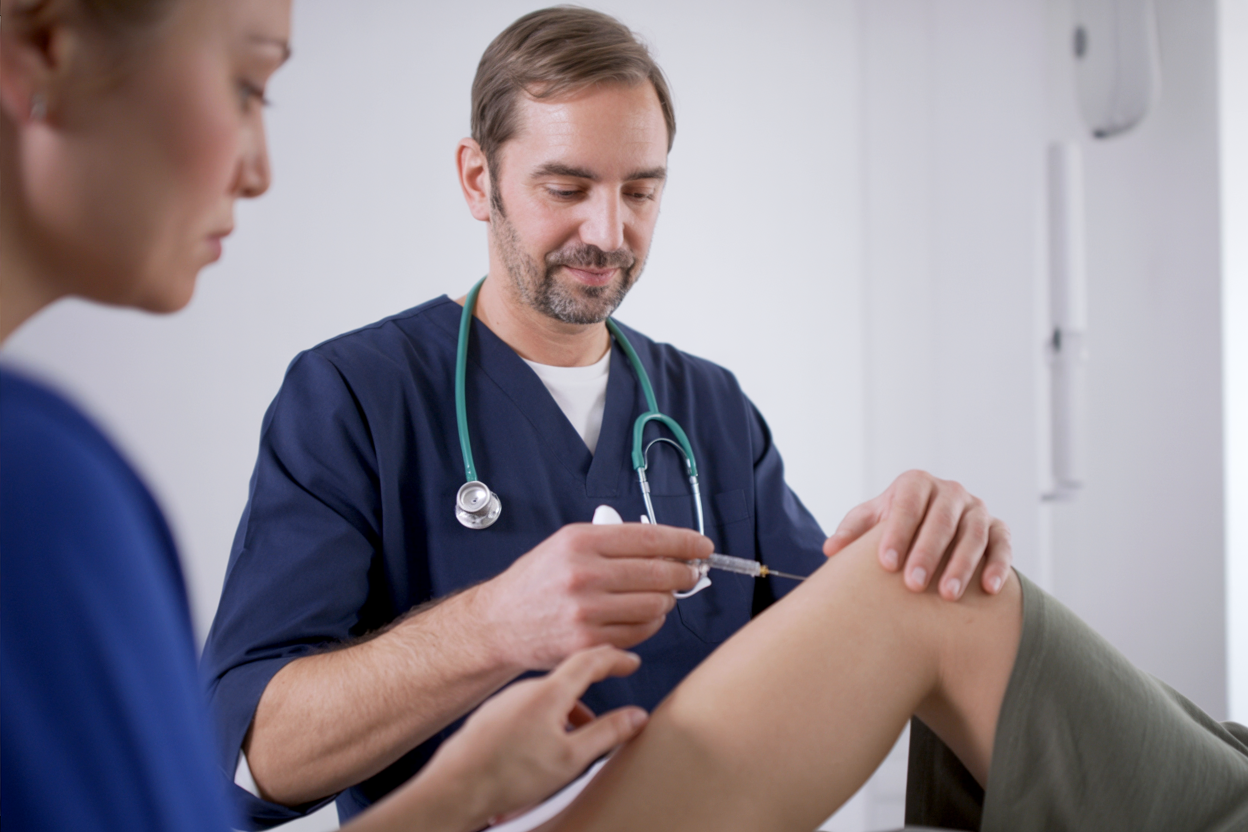 Ambulante Verödung von Krampfadern mit feiner Injektion unter ärztlicher Kontrolle.