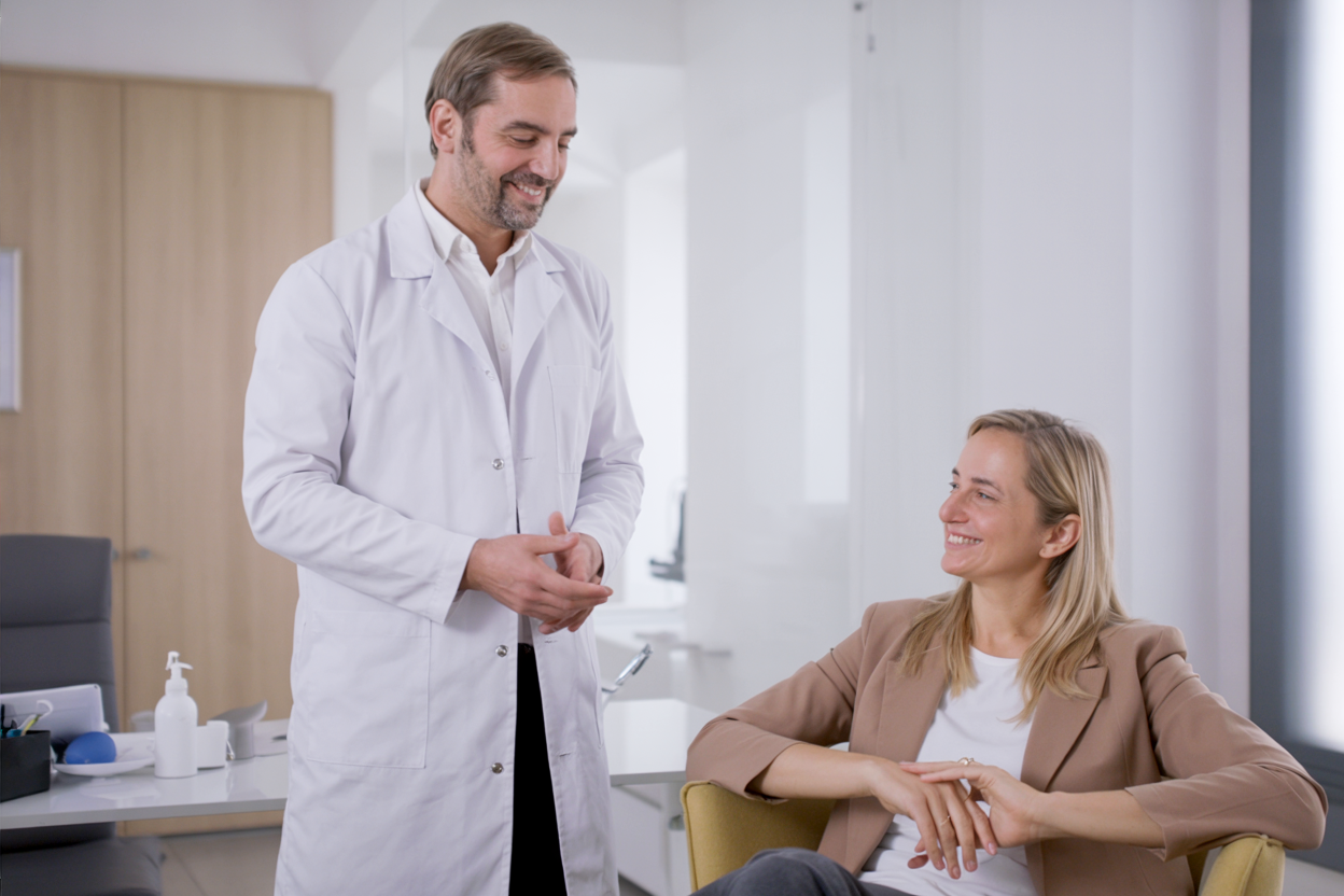 Dr. Hirschner berät eine Patientin zur modernen Venentherapie im Venenzentrum Kiel.