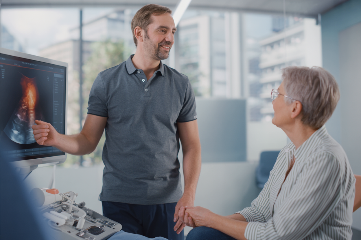 Dr. Christian Hirschner erläutert einer Patientin die Ultraschallbefunde ihrer Beinvenen im Rahmen einer Beratung zur Krampfaderbehandlung und den möglichen Behandlungskosten.