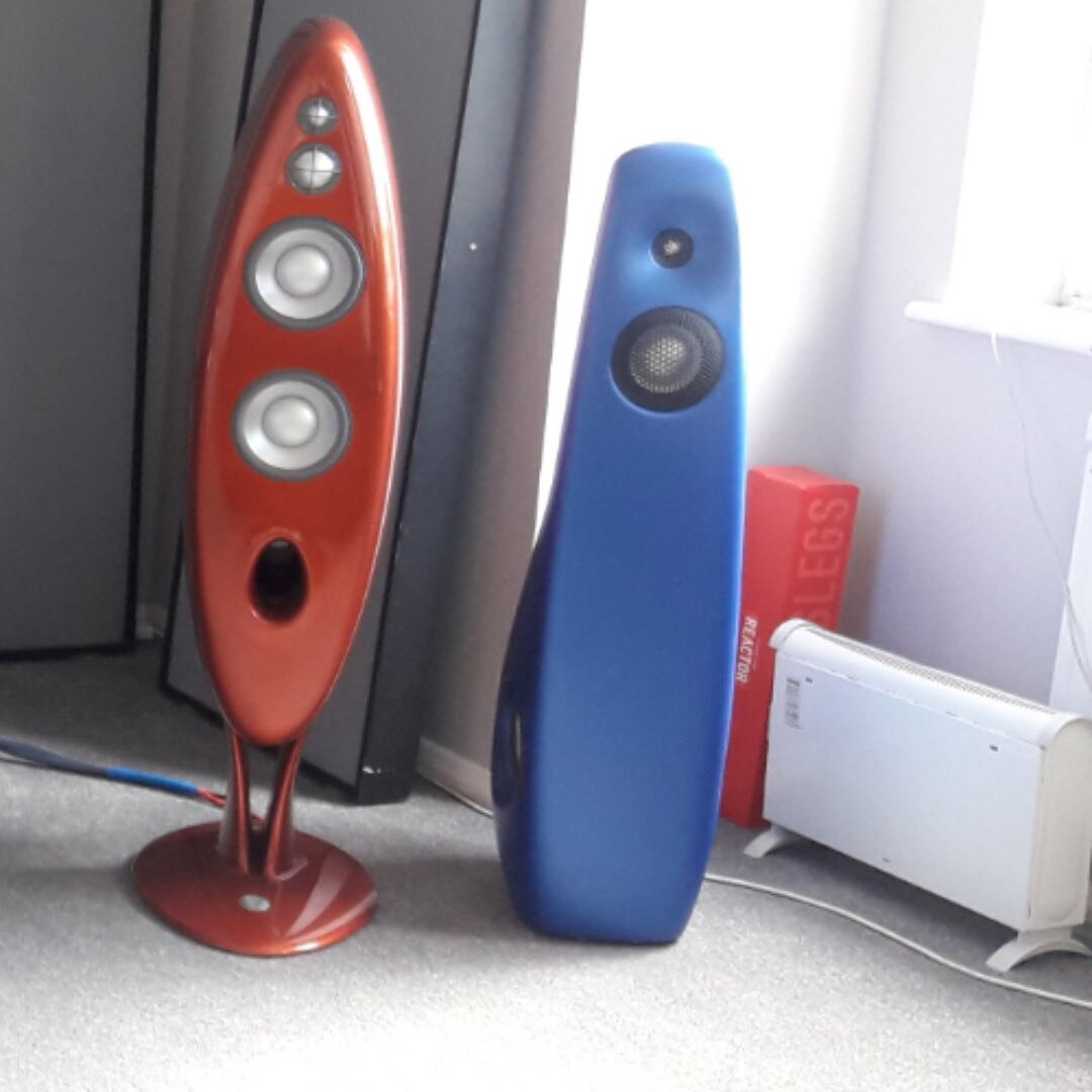 A beautiful pair of Vivid Audio KAYA speakers in stunning blue, standing next to the Vivid Audio K1 speakers in copper. Picture taken in the SIX Audio showroom.
.
.
#vividaudio #vividaudiokaya #kaya #k1 #vividaudiok1 #kayaseries #ovalseries #luxury #