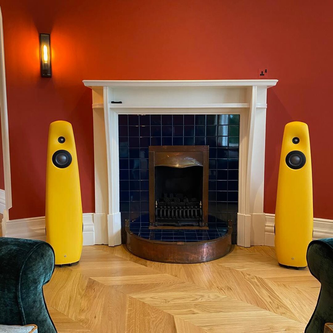 A beautiful pair of Vivid Audio KAYA speakers in stunning yellow that SIX Audio installed for a customer.
.
.
#vividaudio #vividaudiokaya #kaya #luxury #lifestyle #bespoke #custom #interiors #custominstall #highend #hifi #audiophiles #audiophile #mus