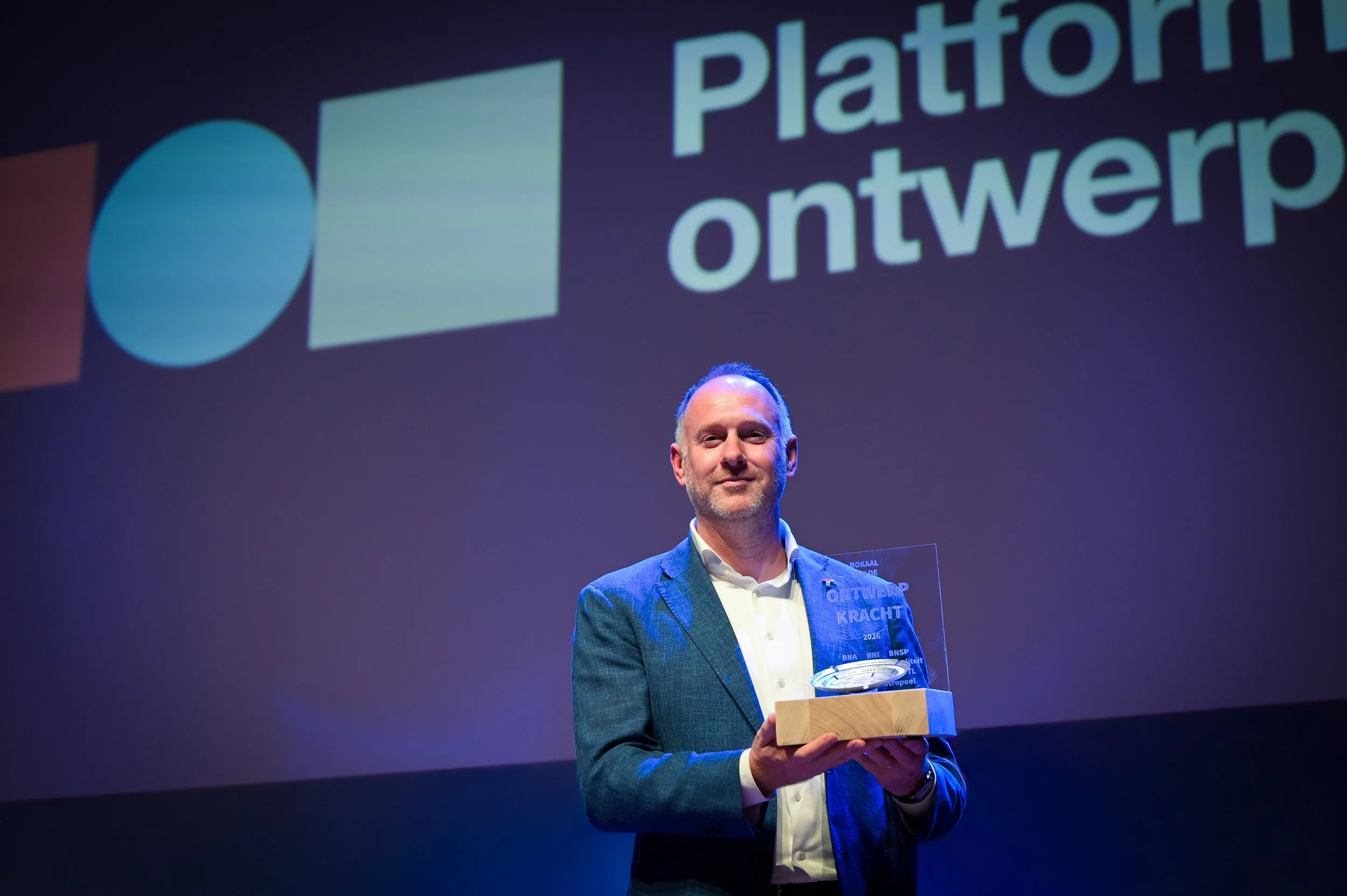Bas van der Pol met de Bokaal van de Ontwerpkracht 2026