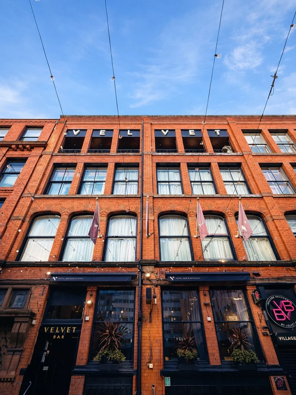 Blue skies over Canal Street and we&rsquo;re suddenly in a very good mood 😎 

Spring is arriving and everything just looks better in the sun&hellip; even us 📍✨ City  break pending? ABSOLUTELY