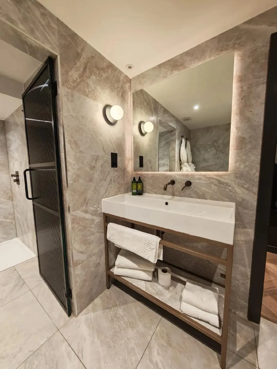 Right in the heart of Canal Street, where the city never slows down ✨

Velvet is your little escape in the middle of it all, just a short stroll from Manchester Piccadilly Station, but a world away once you step inside.

Individually designed rooms, 