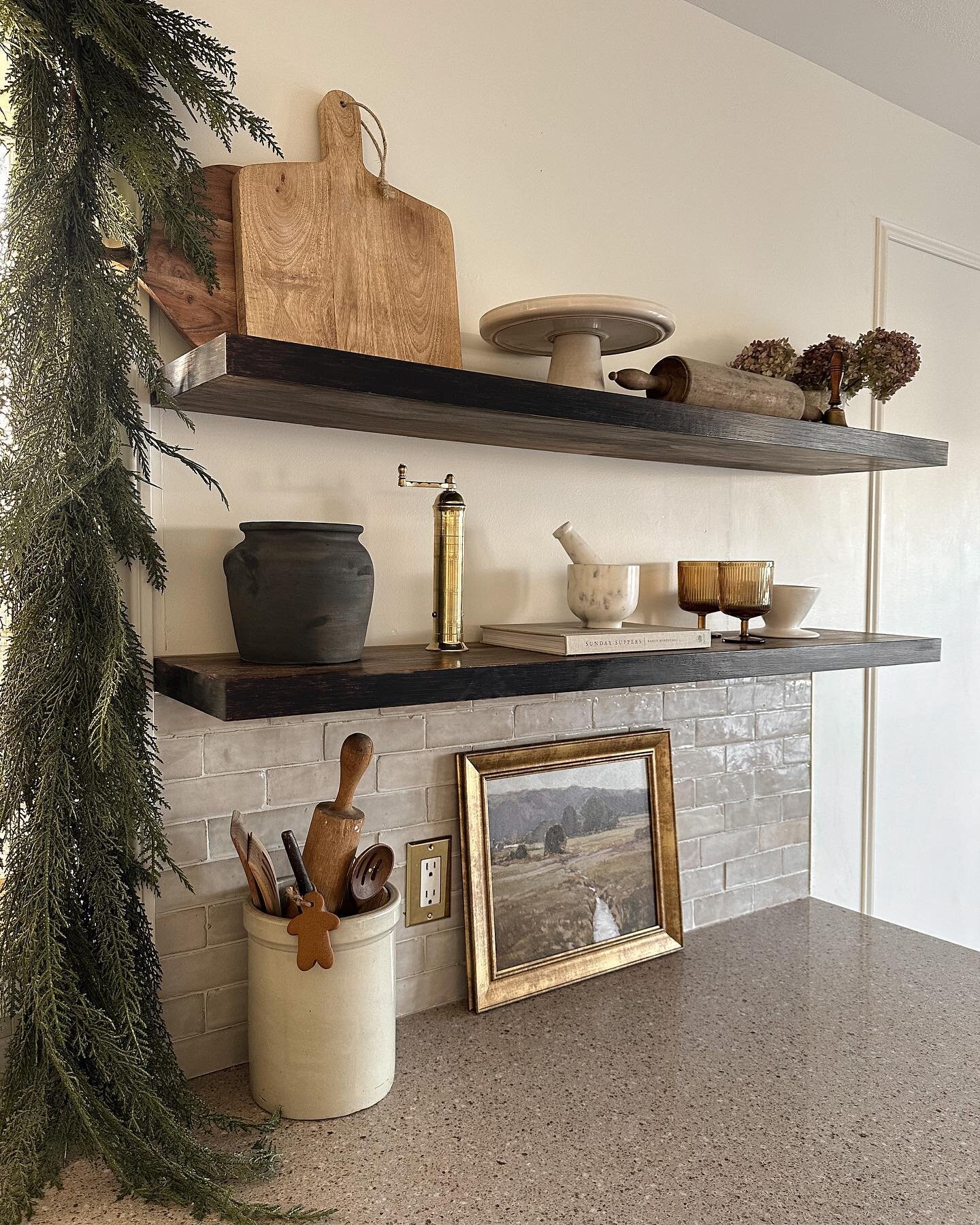 Moody little kitchen details on this winter day🌲