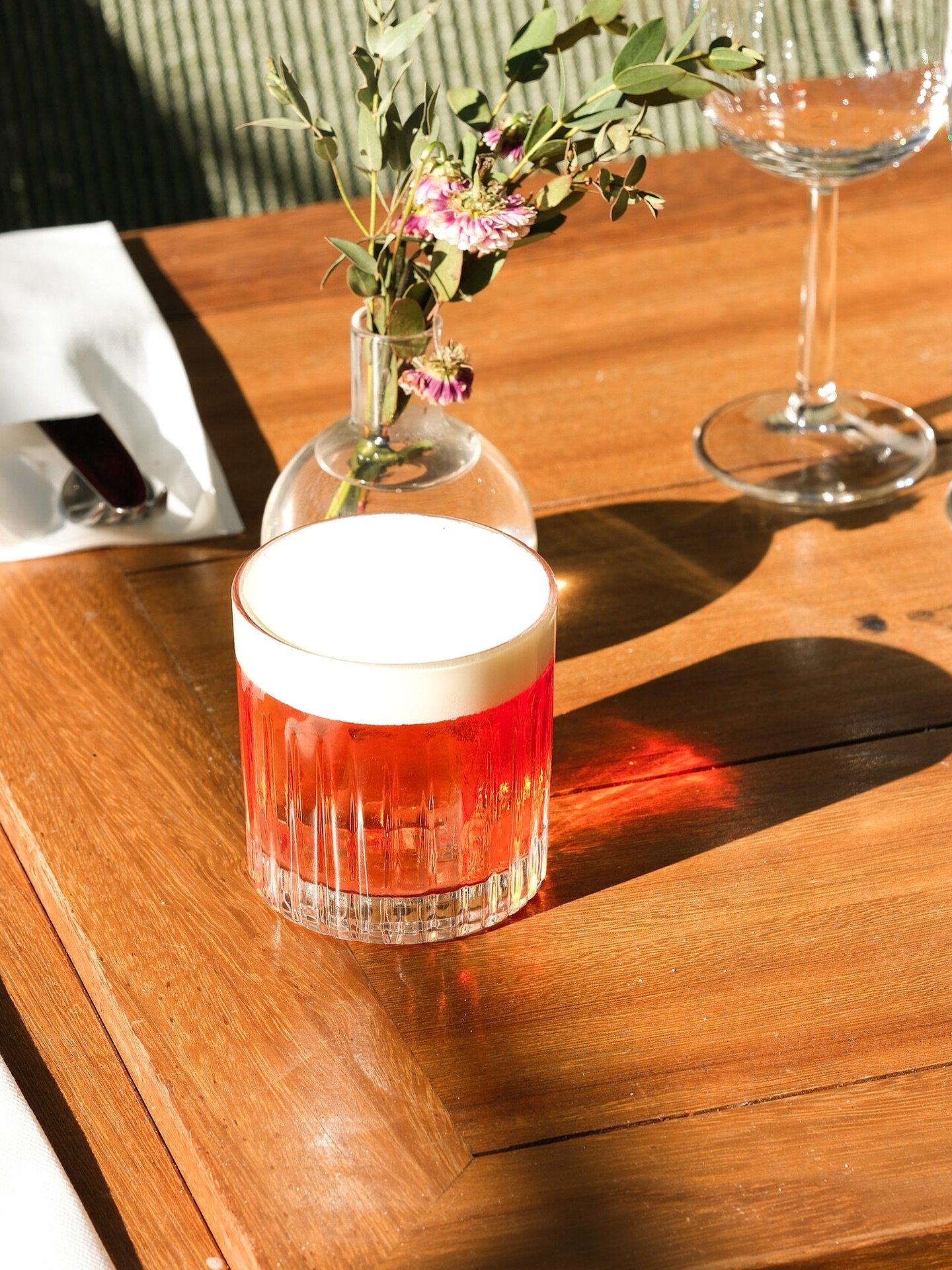 In case no one told you yet 🤭
Fjol&aring;rets storfavorit Strawberry Punch is back 🍓 Avnjuts b&auml;st p&aring; solig uteservering, ses sen! 

#localbusinessnwtmedia