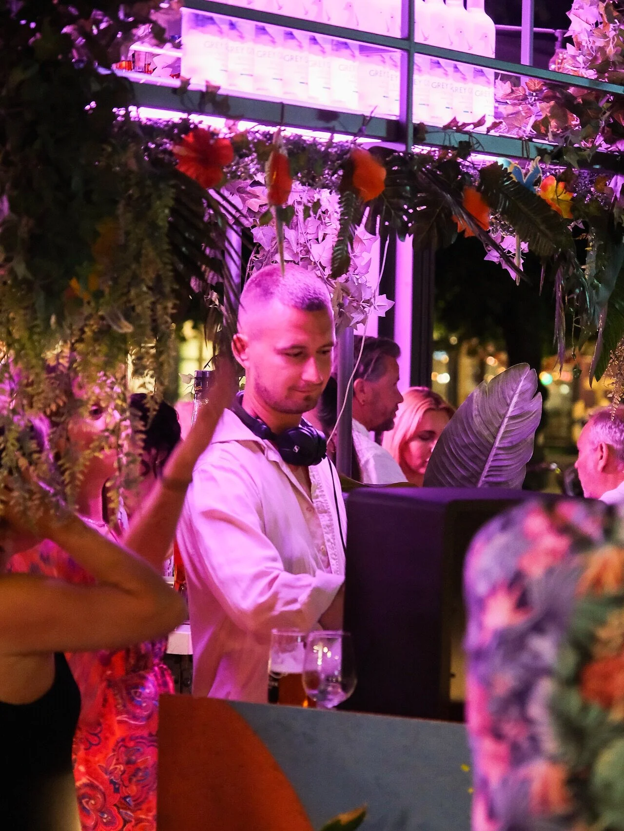 Sommarkv&auml;llar p&aring; Brasseriets uteservering = kv&auml;llar vi minns 🧡🍹🌺