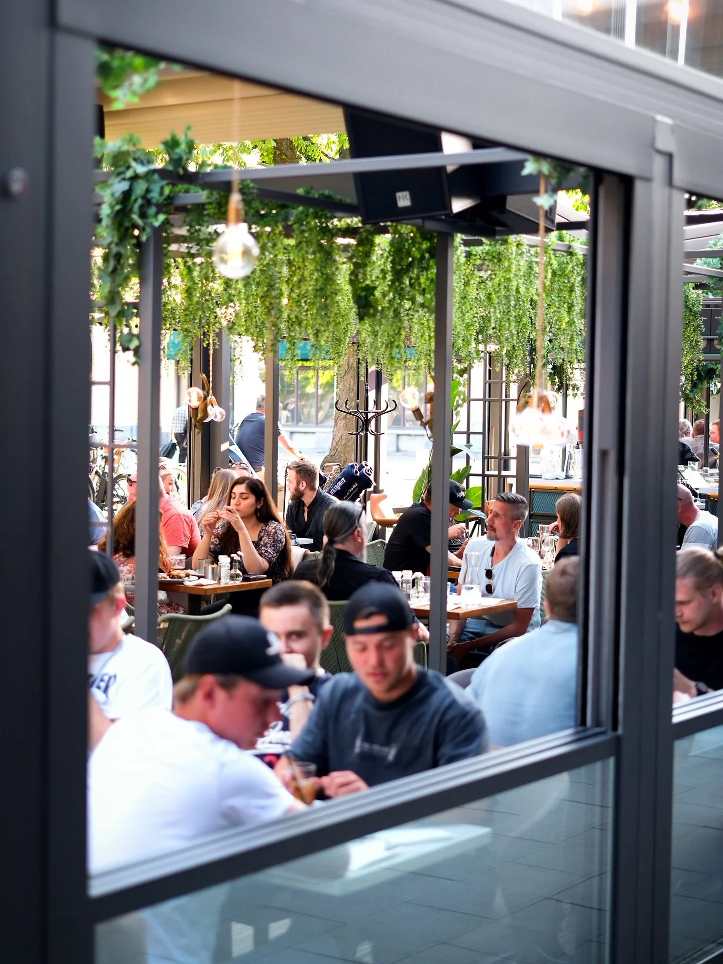 SOLNJUTARE ☀️

Solen skiner och v&aring;r uteservering v&auml;ntar p&aring; dig! Unna dig god mat och dryck &ndash; perfekt i detta h&ouml;stv&auml;der 🍂

(Alkoholfria alternativ finns) 

#localbuisnessnwtmedia