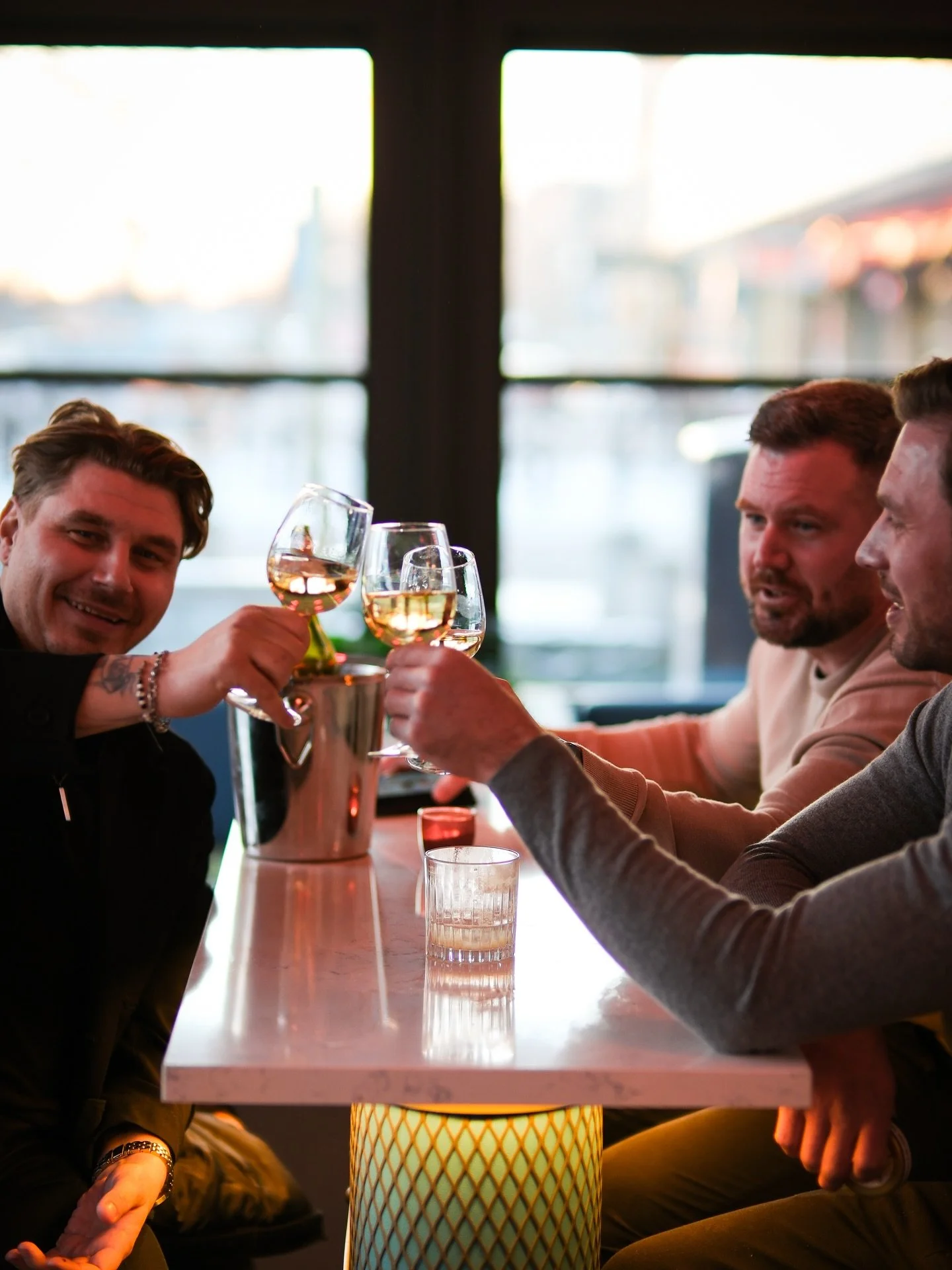HELGEN H&Auml;R KOMMER VI 🥂

Som vi har l&auml;ngtat, helgen &auml;r h&auml;r och vad passar b&auml;ttre &auml;n att b&ouml;rja helgen med god mat och dryck! 🌟

B&ouml;rja redan att fira in helgen efter jobbet med v&aring;r after work (15-18) med r