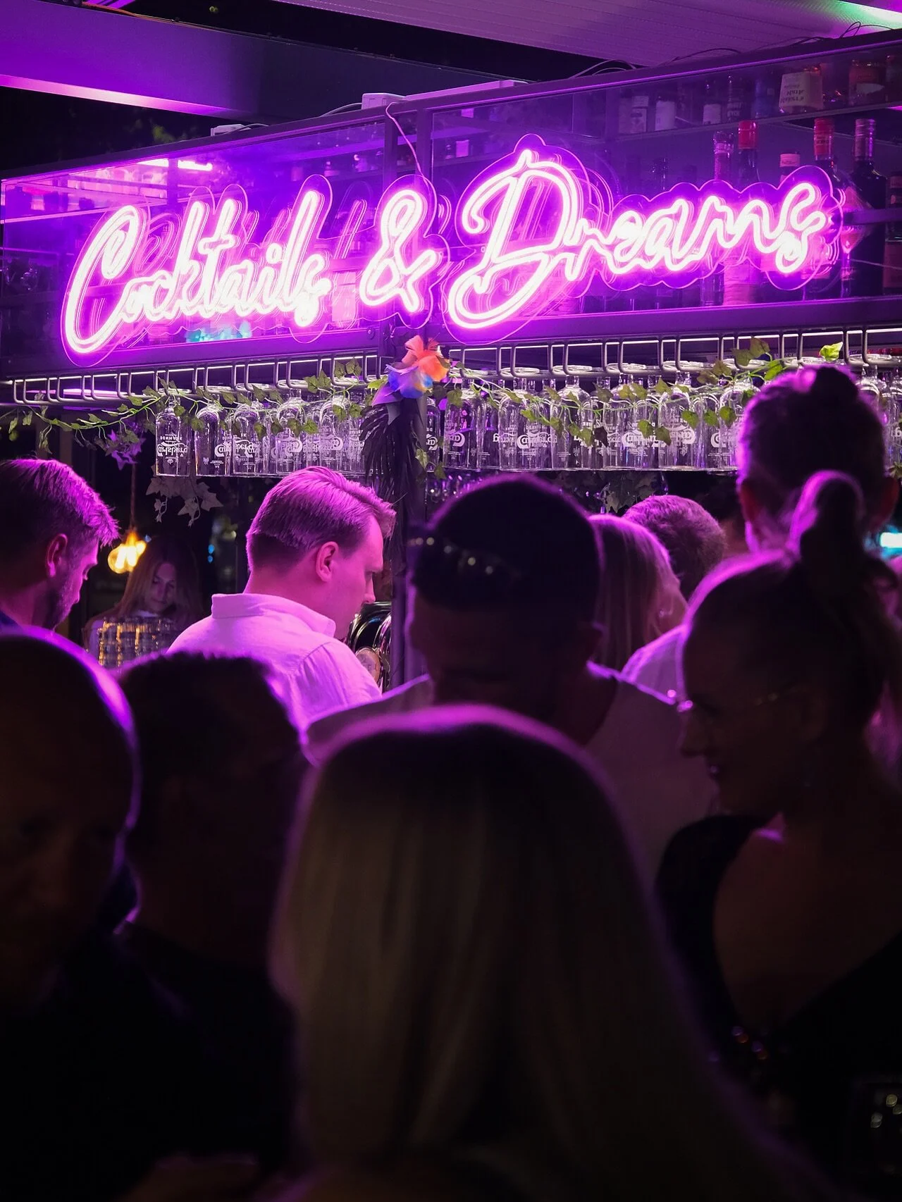 L&Ouml;NINGSHELG 🥂

Doften fr&aring;n k&ouml;ket, sorlet fr&aring;n baren och f&ouml;rsta klunken bubbel som s&auml;tter st&auml;mningen. Unna dig n&aring;got extra den h&auml;r helgen och vi tar hand om resten ✨

Boka bord p&aring; www.brasserietka