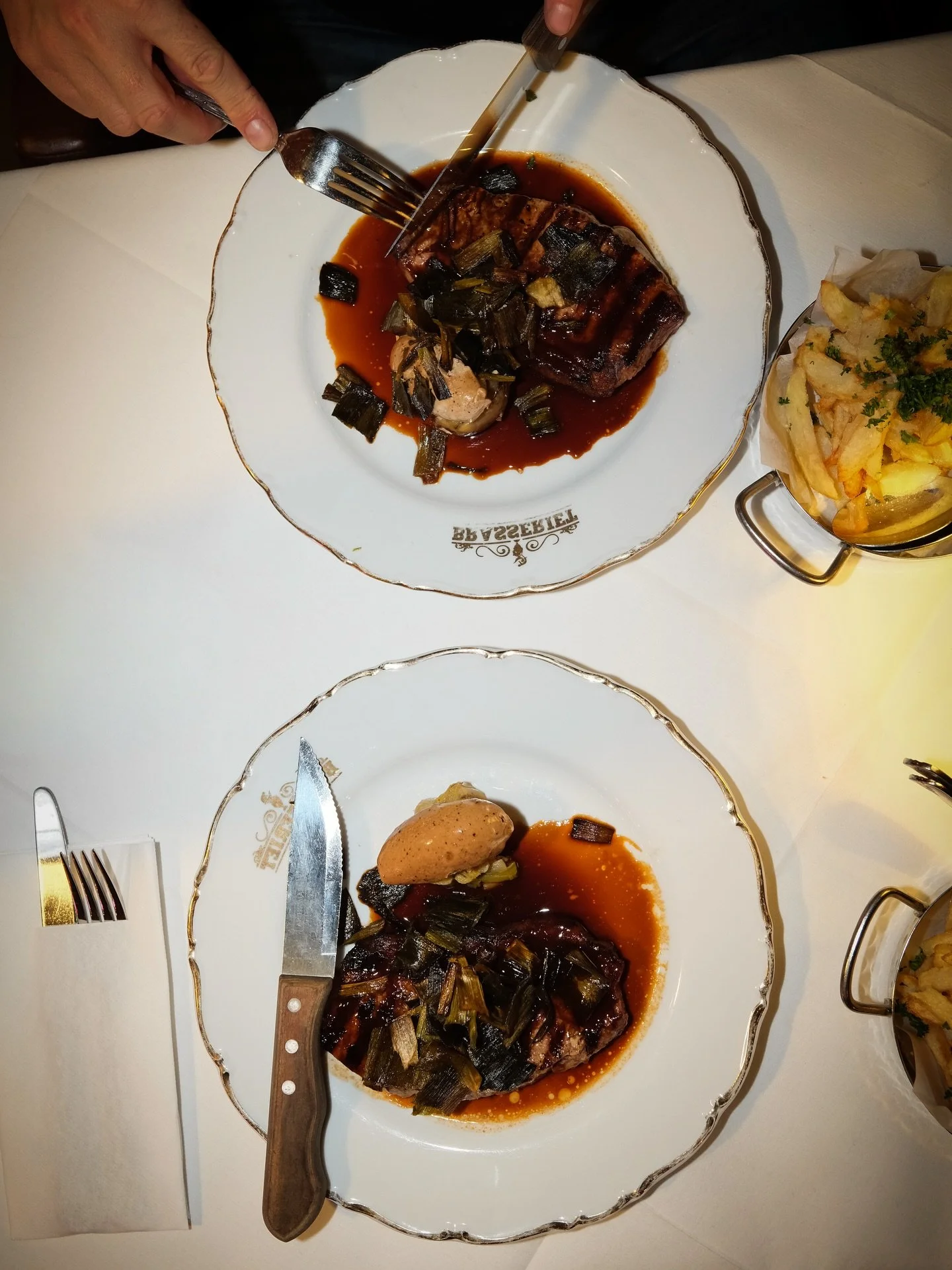 &Auml;NTLIGEN FREDAG🌟

Helgk&auml;nslan &auml;r p&aring; topp, precis som st&auml;mningen h&auml;r hos oss ✨ Kom f&ouml;rbi och njut av god mat, testa v&aring;r nya drinkmeny, h&auml;rlig musik och &auml;nnu b&auml;ttre s&auml;llskap! 🥂

(Alkoholfr