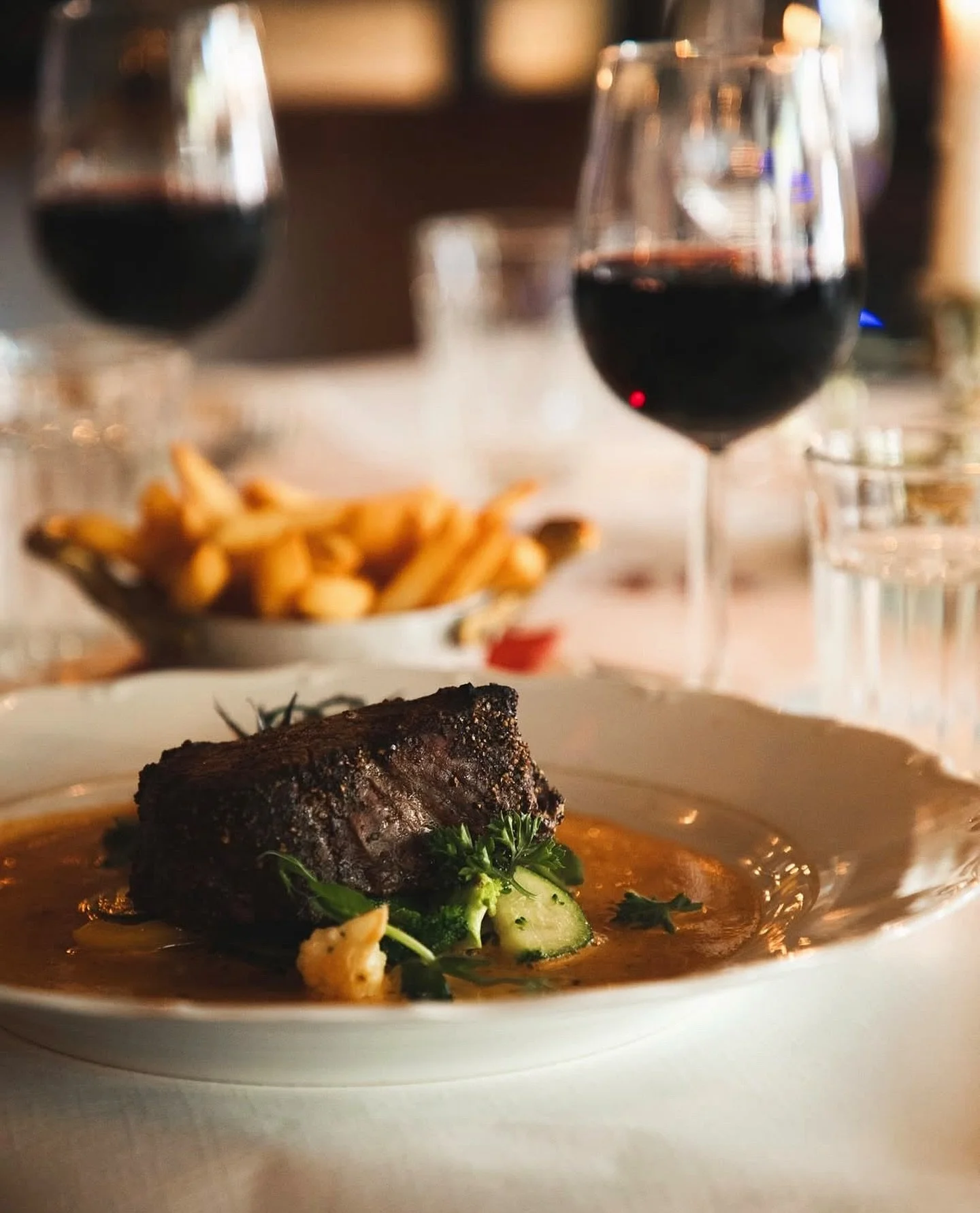 LILL&Ouml;RDAG 🥂

Kom in till oss fr&aring;n allt dugg och regn f&ouml;r en after work (15-18) med riktigt bra priser:

- Husets &ouml;l, vin, cider &amp; cava 62 kr 
- H&ouml;grevsburgare 149 kr
- Oxfil&eacute;pasta 149 kr
- Viltk&ouml;ttbullar 149