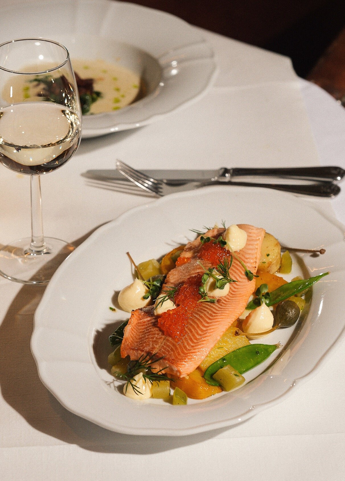 R&ouml;ding med citroncr&egrave;me, gulbeta, forellrom, kapris, gurka och brynt misosm&ouml;r 🐟

#localbusinessnwtmedia