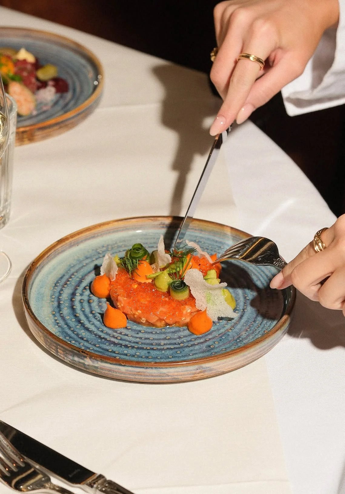 Laxtartar med avokado, chilimajonn&auml;s, forellrom, gurka, sesam och riskrisp 🧡

#localbusinessnwtmedia