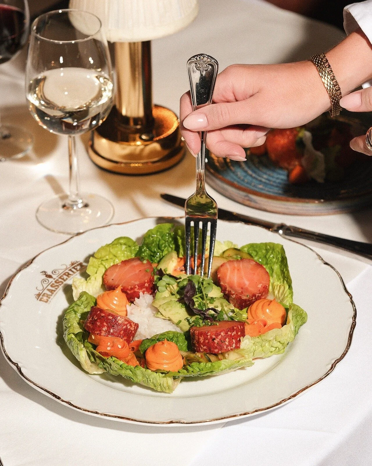 Laxsallad p&aring; mjukbakad och chilirostad lax med hj&auml;rtsallad, sesamris, chilimajonn&auml;s, avokado, gr&ouml;nk&aring;lschips och gurka 🧡