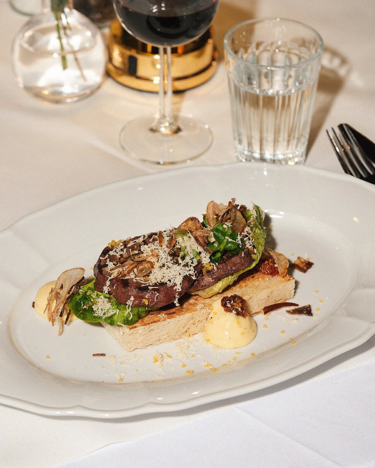 &Auml;ntligen fredag ❤ Unna dig en riktigt god helgmiddag och njut av Brasseriets Bookmaker Toast - gjord p&aring; oxfil&eacute; med dijonaise, pepparrot, hj&auml;rtsallad, gravad &auml;ggula, friterad l&ouml;k och pommes frites. 

💌 Boka bord p&ari