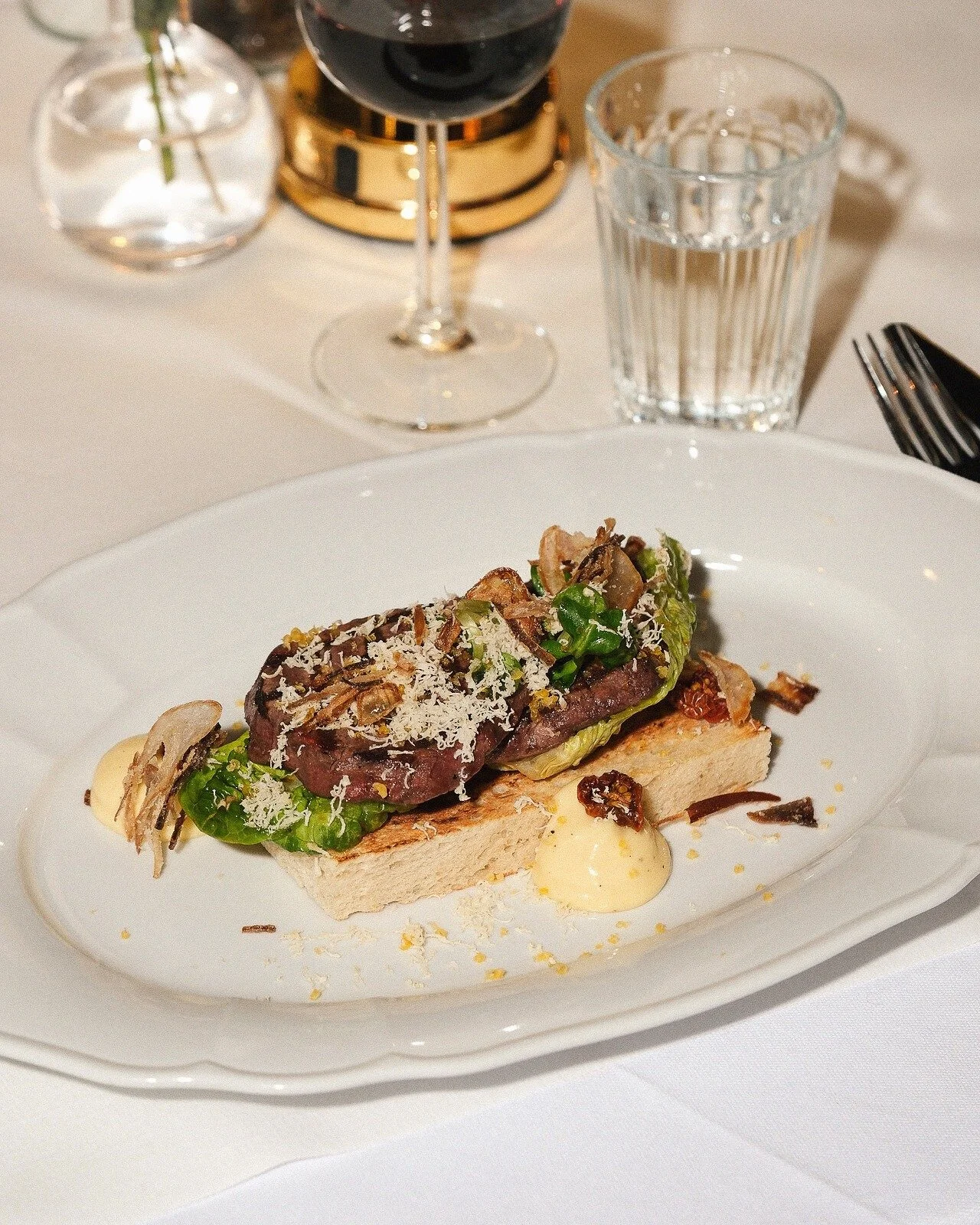 &Auml;ntligen fredag ❤ Unna dig en riktigt god helgmiddag och njut av Brasseriets Bookmaker Toast - gjord p&aring; oxfil&eacute; med dijonaise, pepparrot, hj&auml;rtsallad, gravad &auml;ggula, friterad l&ouml;k och pommes frites. 

💌 Boka bord p&ari