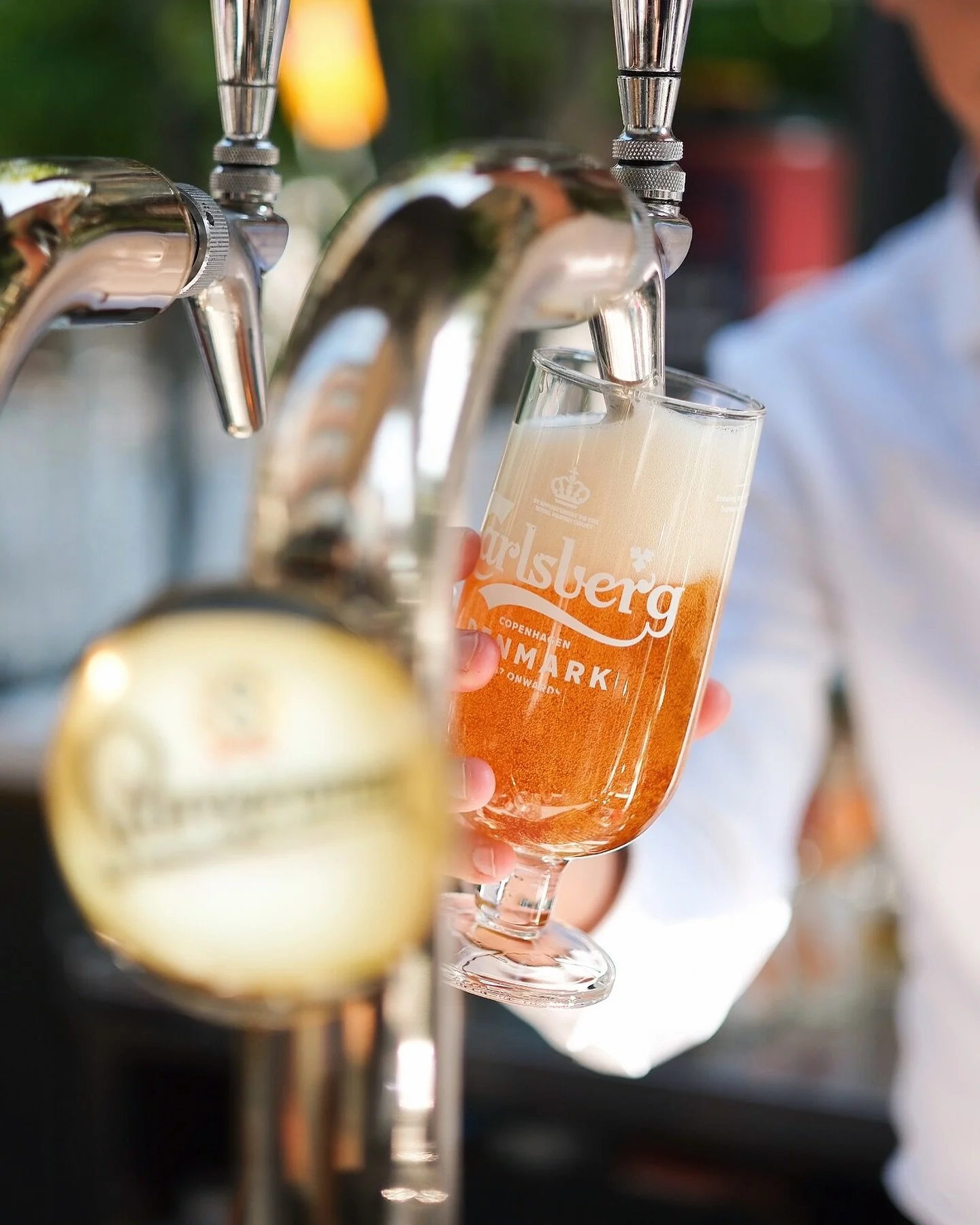 SOLA I KARLSTAD &auml;r &auml;ntligen h&auml;r ☀ 
...och det kan vara s&aring; att vi smyg&ouml;ppnar uteserveringen redan nu 🤭 JA du h&ouml;rde r&auml;tt, du kan avnjuta en kall i solen (med lite gott k&auml;k) redan idag! V&auml;lkommen till Brass