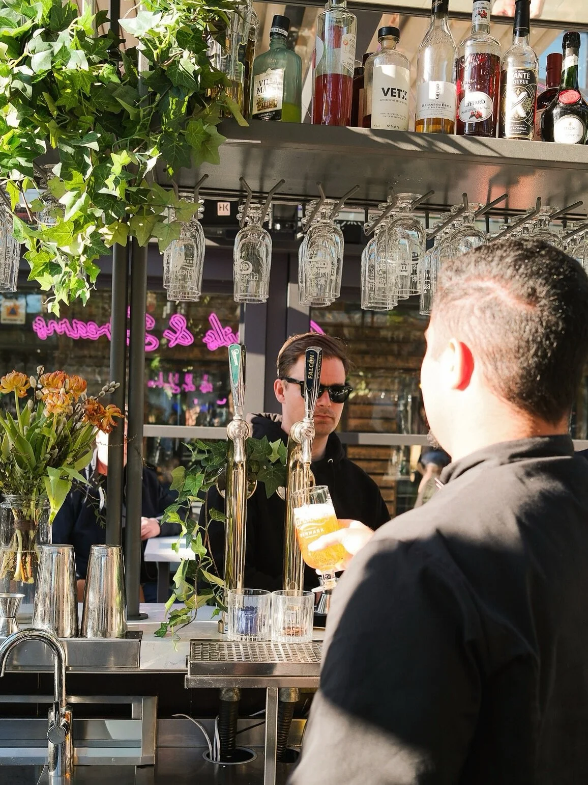 Smygstarta helgen med solig afterwork 💛

Mellan 15 och 18 g&auml;ller: 
🥂 &Ouml;l, vin, bubbel &amp; cider fr&aring;n 62kr (alkoholfria alt finns) 
🍝 Favoritr&auml;tter fr&aring;n &aacute; la carte f&ouml;r 149kr