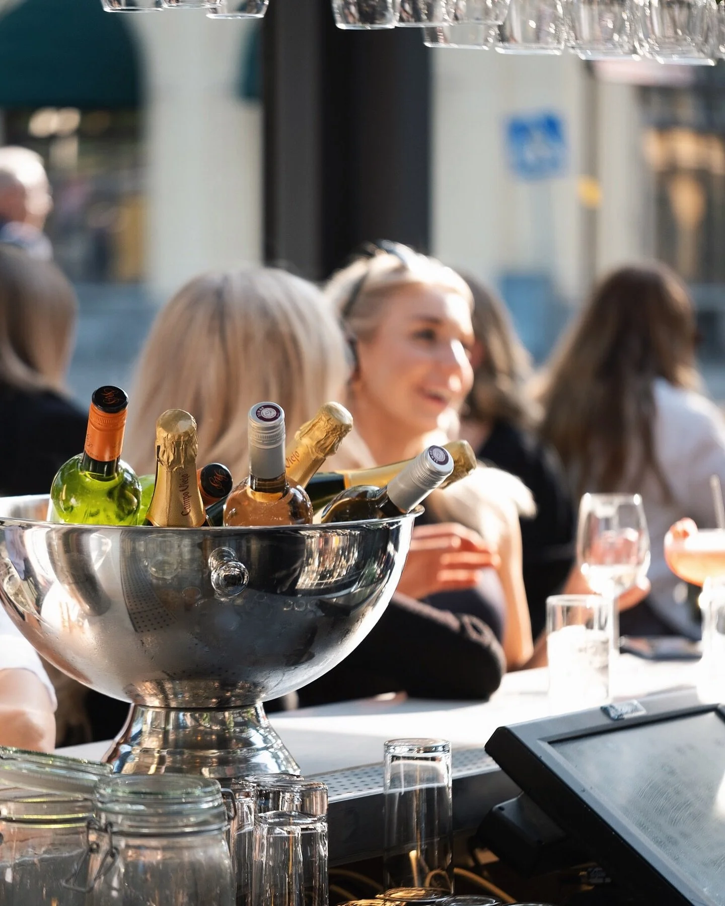 HEJ SOLEN 👋🍹🌞
Ta vara p&aring; sommarv&auml;dret och avnjut lunch, AW eller middag p&aring; uteserveringen!

🎧 Ikv&auml;ll: dj Linnea som bjuder p&aring; en varm och groovig mix 🧡

Boka bord f&ouml;r kv&auml;llen eller helgen p&aring; www.brasse