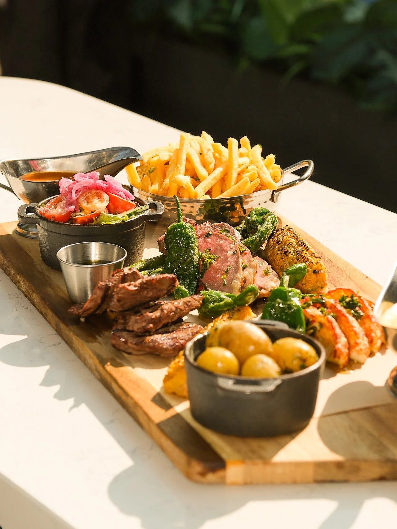 GRILLPLANKAN &Auml;R TILLBAKA 😍
Brasseriets grill f&aring;r jobba i sommar n&auml;r grillplankan &aring;terigen har intagit sommarmenyn! F&ouml;r 299kr (tidigare 399kr) f&aring;r du avnjuta ryggbiff, vannameir&auml;kor p&aring; spett, h&ouml;grevsch