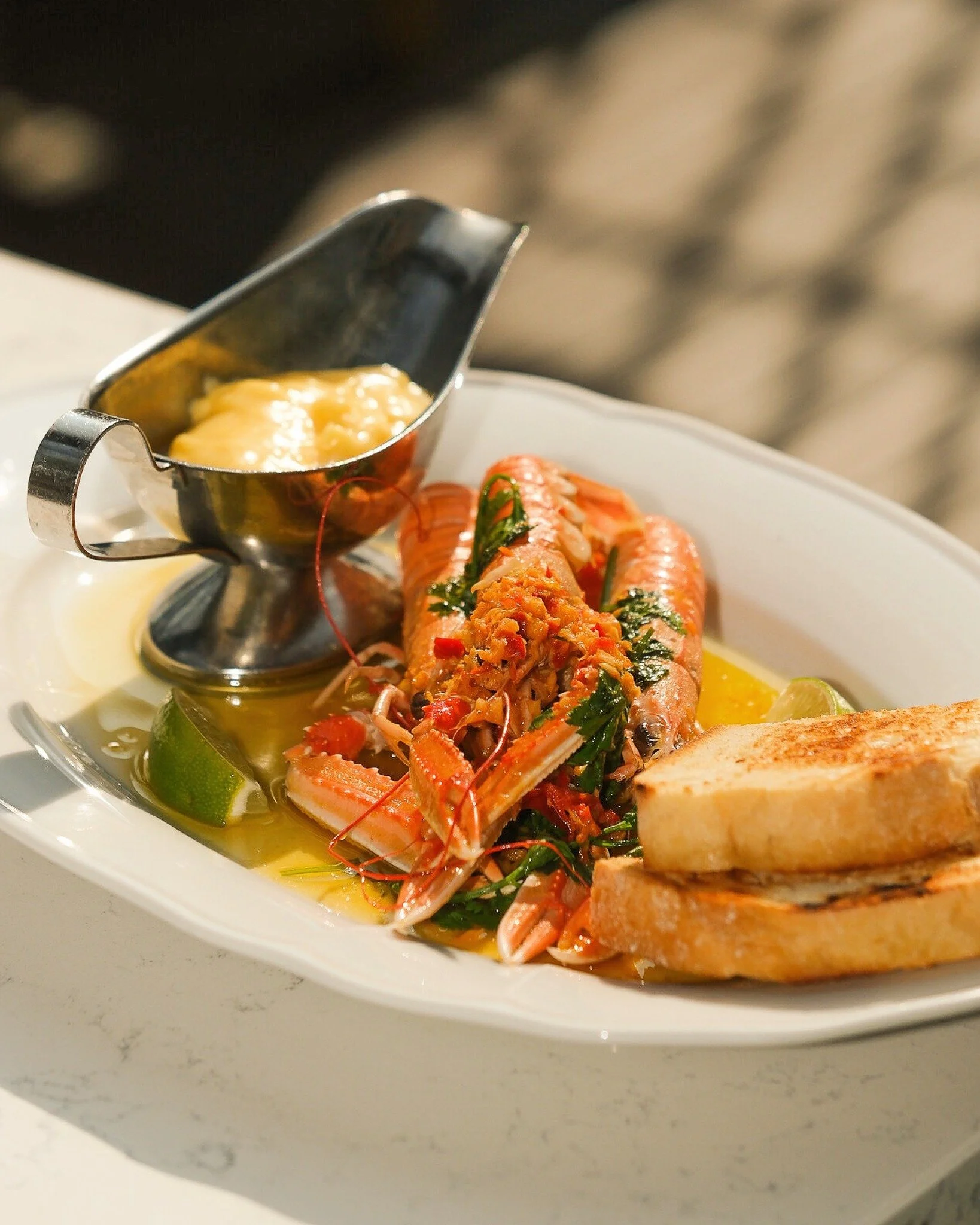Fjol&aring;rets sommarfavorit havskr&auml;fta &auml;r tillbaka p&aring; menyn 🦞 
Boka bord via l&auml;nken i v&aring;r bio 💌

#localbusinessnwtmedia