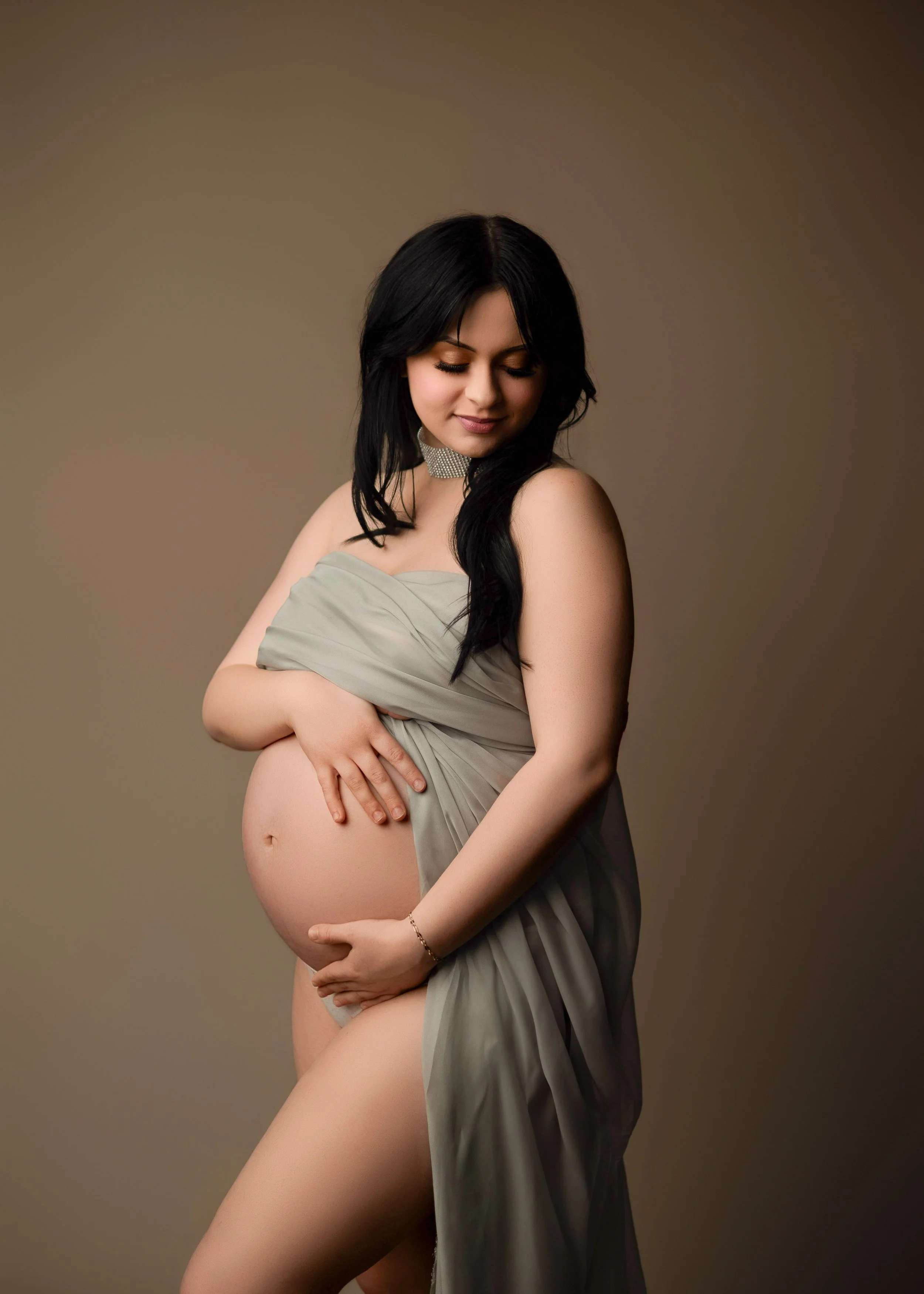 West Virginia's best pregnancy photos. Top Rated pregnancy photographer in Huntington WV. Jackson County WV baby photographer. Charleston WV best newborn photographer. Luxury studio photography. 