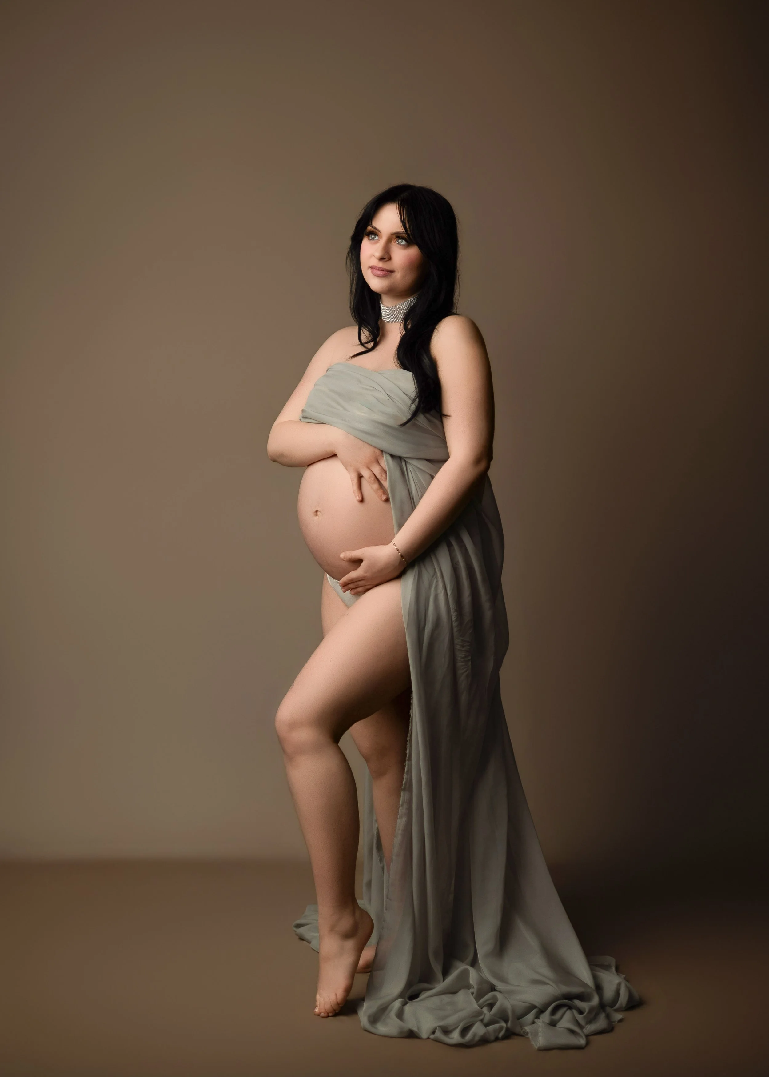 West Virginia's best pregnancy photos. Top Rated pregnancy photographer in Huntington WV. Jackson County WV baby photographer. Charleston WV best newborn photographer. Luxury studio photography. 