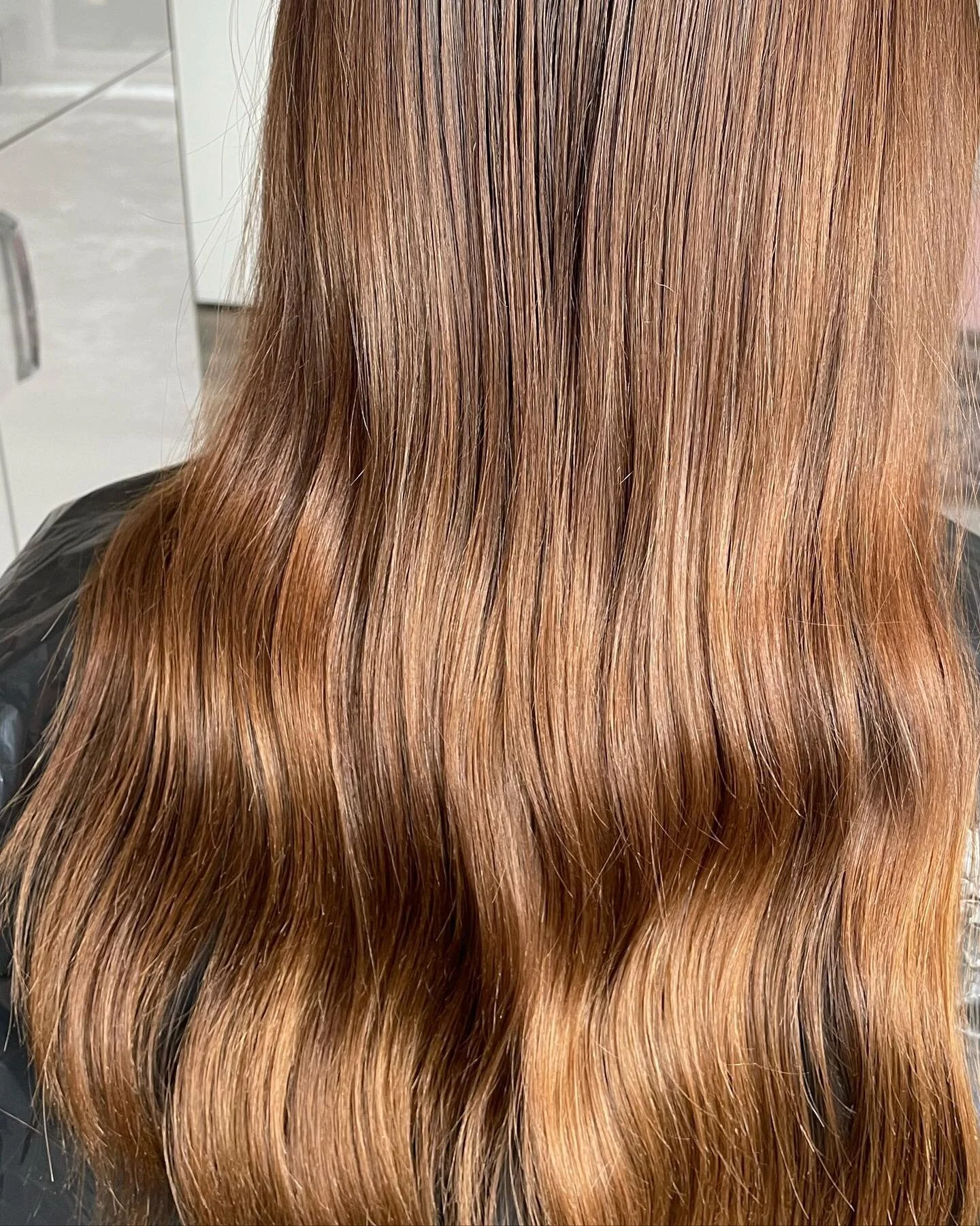 💫 Balayage 💫
➡️SWIPE for the afters 😍
#balayage #redtoblonde #waves #darkroot #blended #subtlemoneypiece #hairdresser