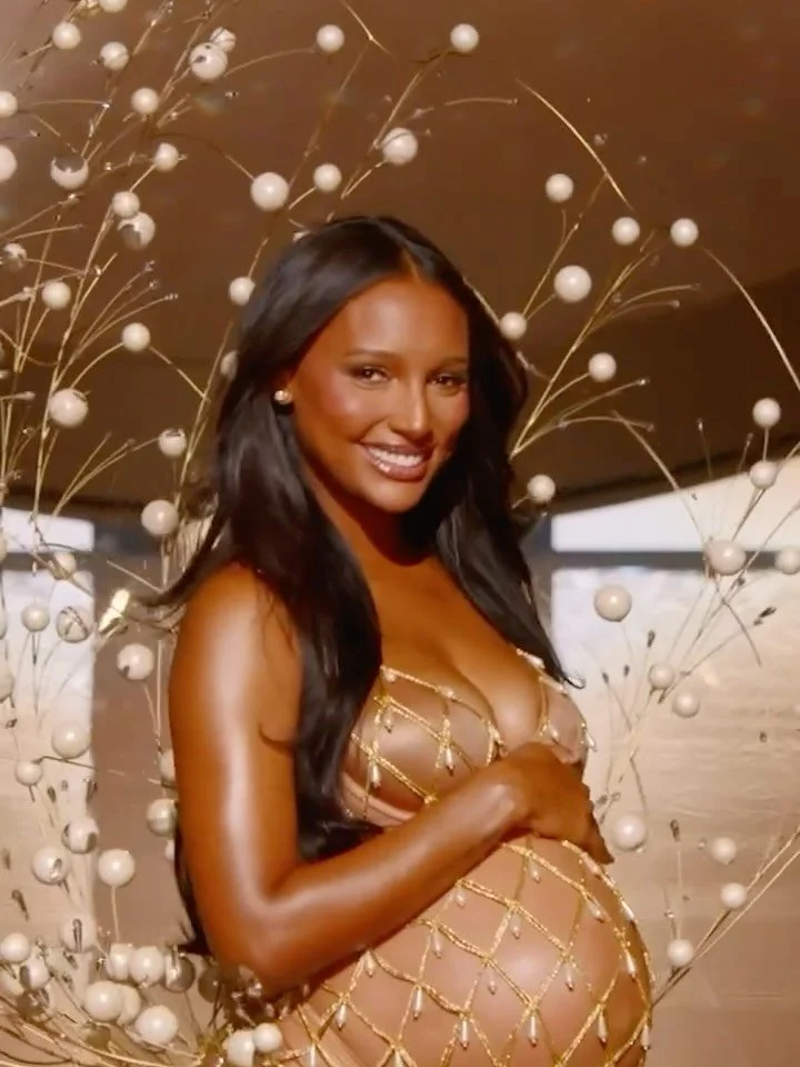 ✨ It&rsquo;s no secret that pregnancy is beautiful &mdash; featuring @jastookes, this year&rsquo;s Victoria&rsquo;s Secret Runway show opener.