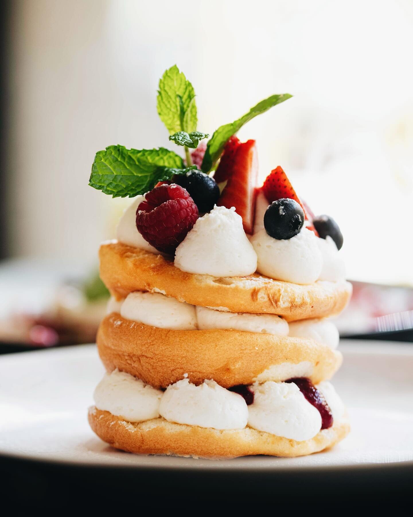 ✨CUTE NEW CAFE AND BRUNCH✨ This charming new spot next to Hospital Clinic fills with light and opens up early for those hungry for breakfast, brunch, or a snack. The space is lovely 🤩 (and they have a terrace!), and they serve great specialty coffee