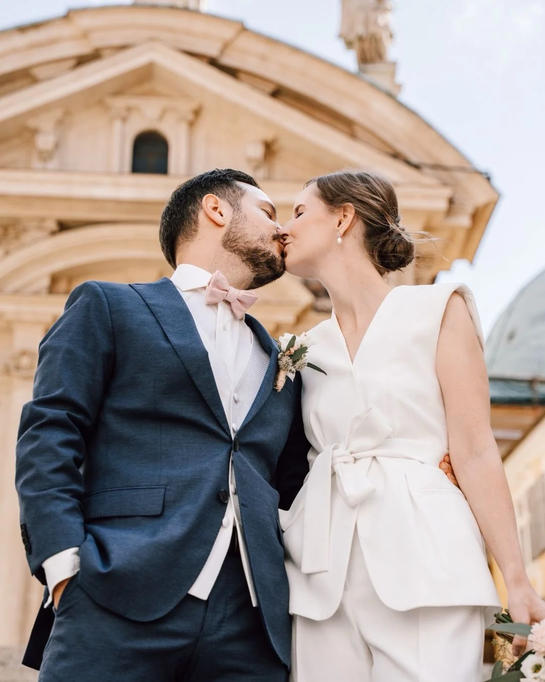 Eine Grazer Stadthochzeit, die ich so schnell nicht vergessen werde! 😍 es war so besonders mit den zweien durch die Stadt zu schlendern, wir hatten richtig viel Zeit f&uuml;r die Paarfotos an dem Tag, das Wetter war ein Traum, das Paar verliebt, off