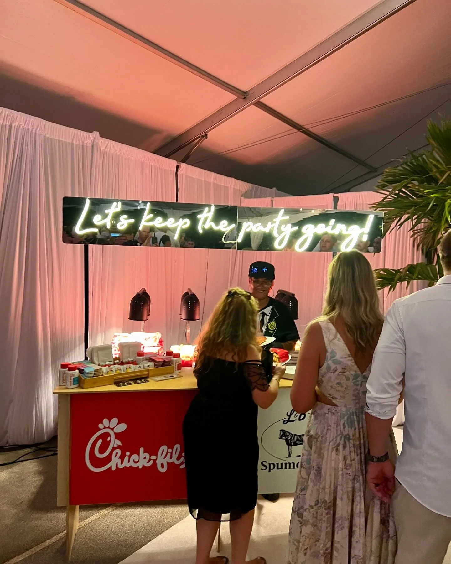 Thank you Roxie and EJ 💃 &hearts;️ 🕺! Wild night for these two lovebirds. Congratulations 🍾! @carlg4_ 

#weddingafterparty #weddingfoodideas #weddingideas #weddingplanner #weddinggoals #weddingfun #weddingvibes #weddingsnacks #latenightweddingfood