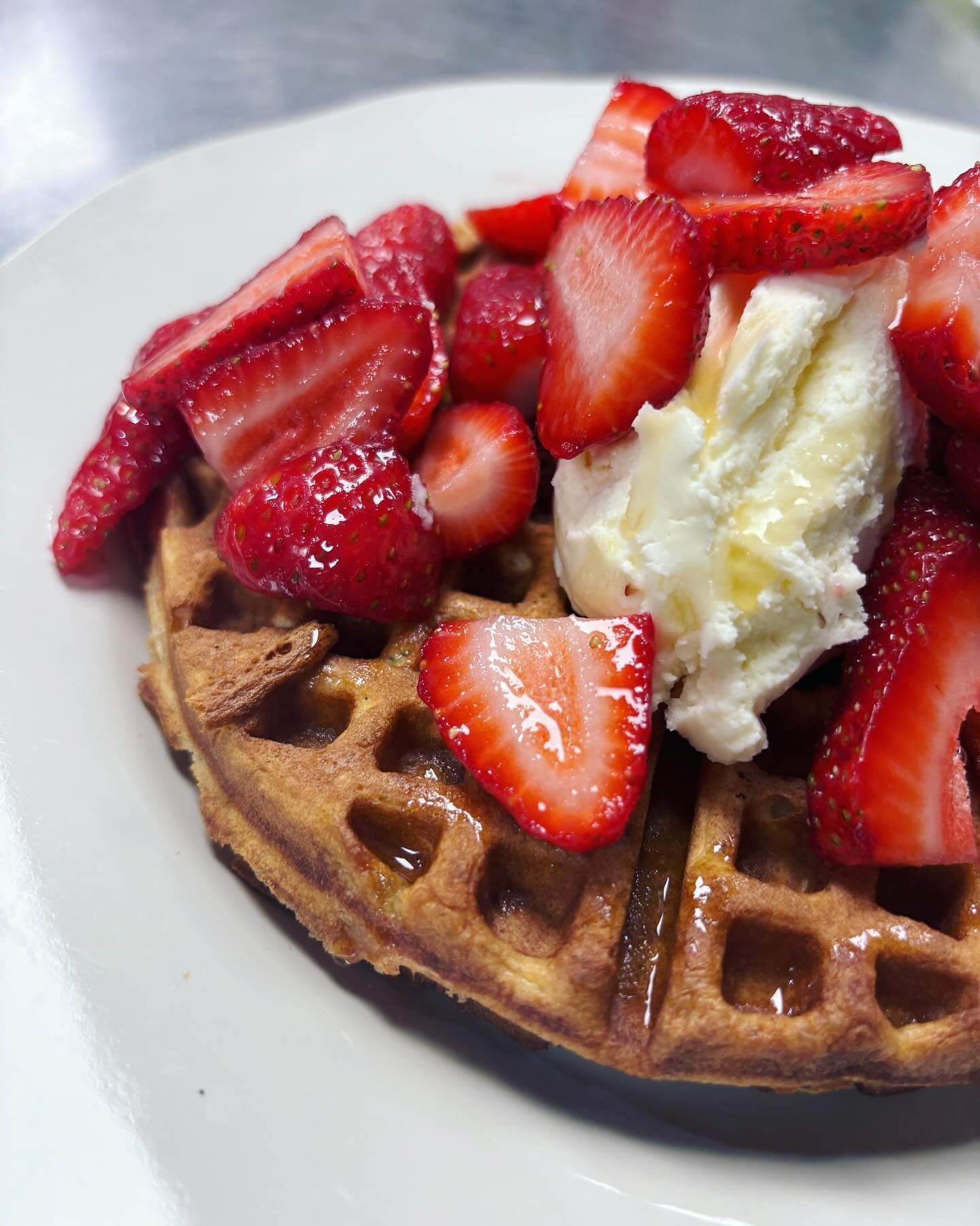 NeW seasonal fruit! 🚨 

Strawberries with whipped mascarpone and honey drizzle. Try it solo or on our delicious waffle!