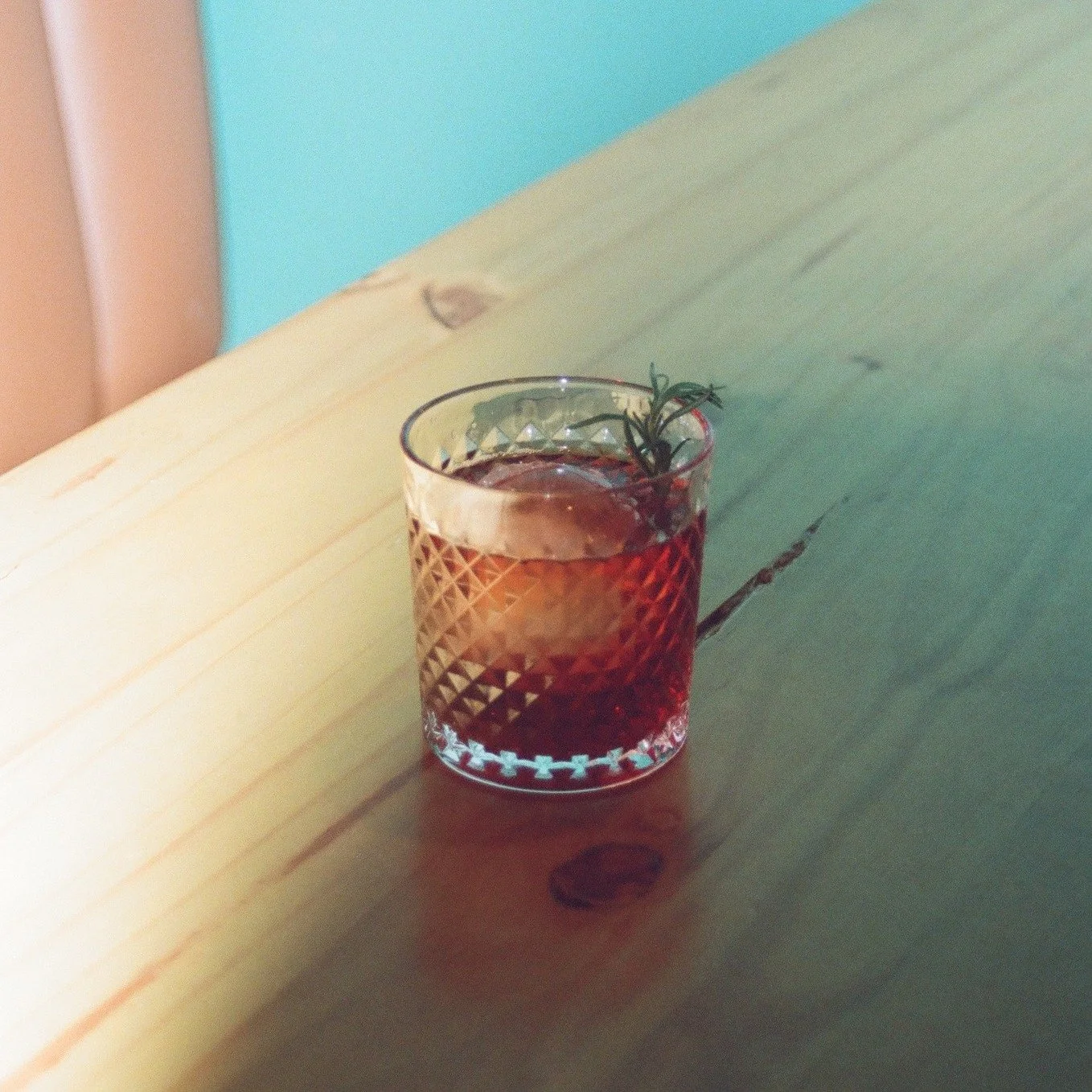 if you're feeling moody... maybe the Montenegro diablo is your guy. smokey mezcal, amaro & vermouth with a fragrant sprig of rosemary
📸: @lil.evelyn