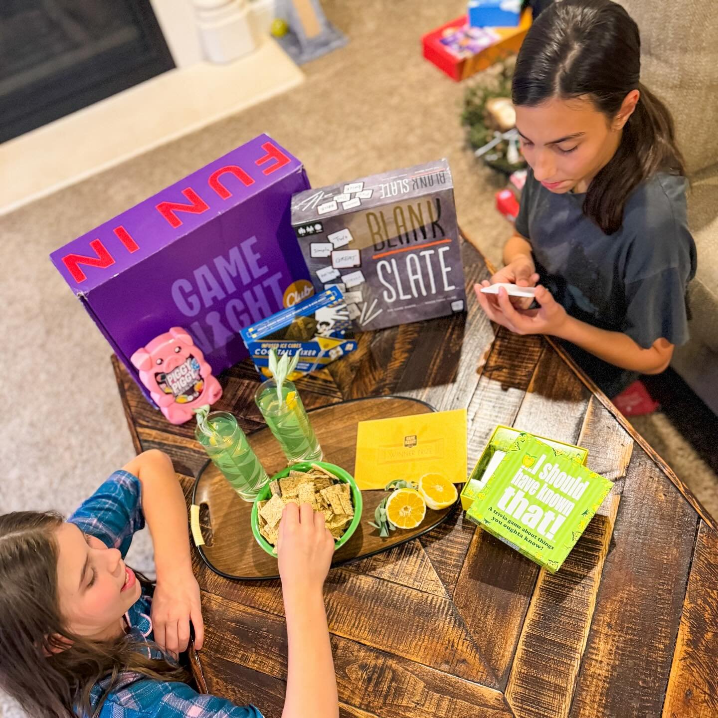 Family game night just got easier with @theellenshop
 #ad ❤️ No fighting over what games to play, what snacks to eat or what to drink 🍹 The only thing left for us to fight about was how bad Frank cheats 😂.

Game Night Club is a membership for game-