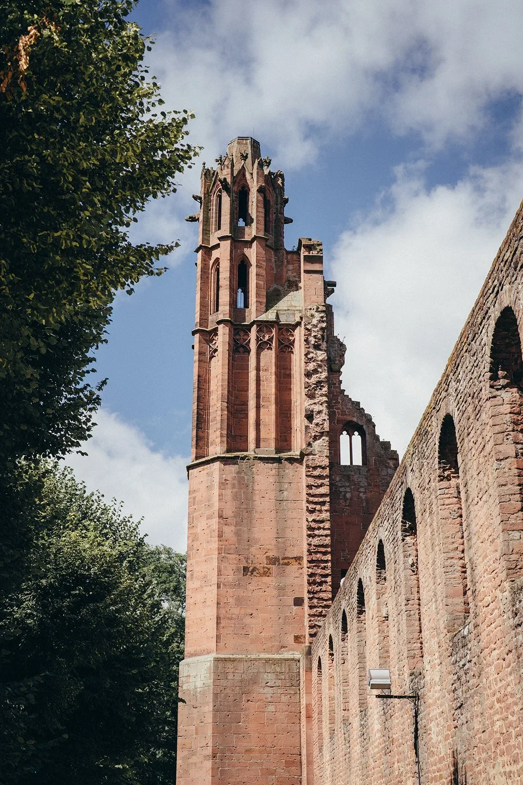 Gotischer Turm der Klosterruine Limburg aus rotem Sandstein vor blauem Himmel in Bad Dürkheim, Hochzeitslocation in der Pfalz
