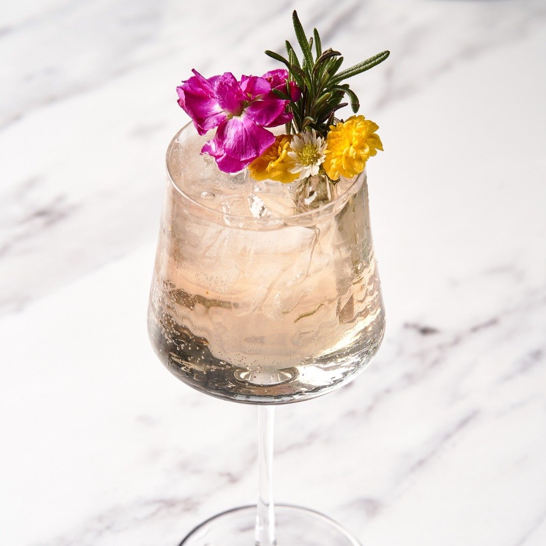 A floral cocktail that captures the vibrant essence of spring. Savor the Garden Spritz along with your Viva Abejas meal.

gin / elderflower liqueur / sparkling wine / cucumber / honey / caramelized orange

Now thru April 22 🐝

.
.
.
@ChefRichardSand