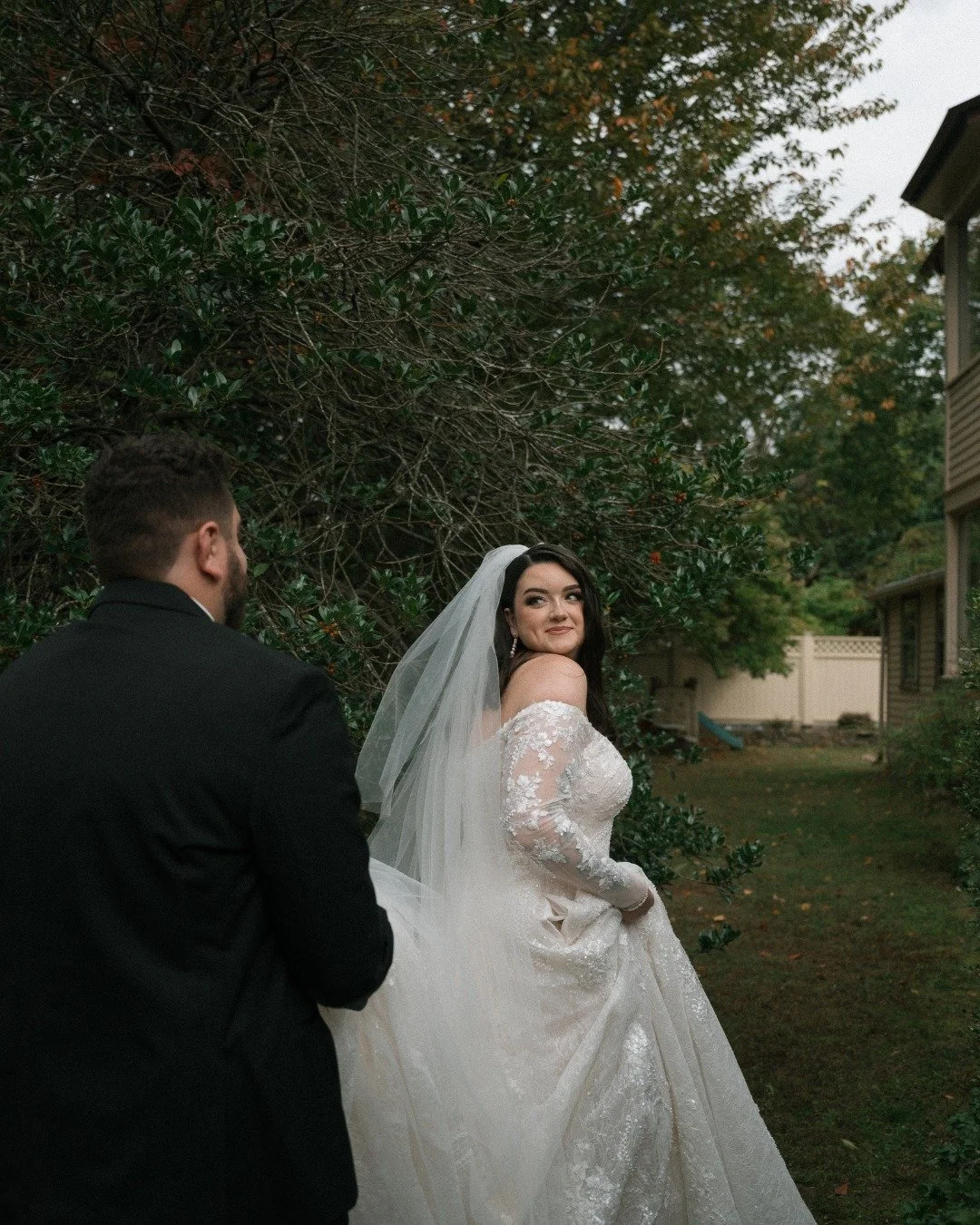 Looking back on this gorg October wedding 🖤 🦢 Had an amazing time bopping around with Julie + Austin!! 

cake: @dessertsbydesignpa
HMUA: @kyralynnherman