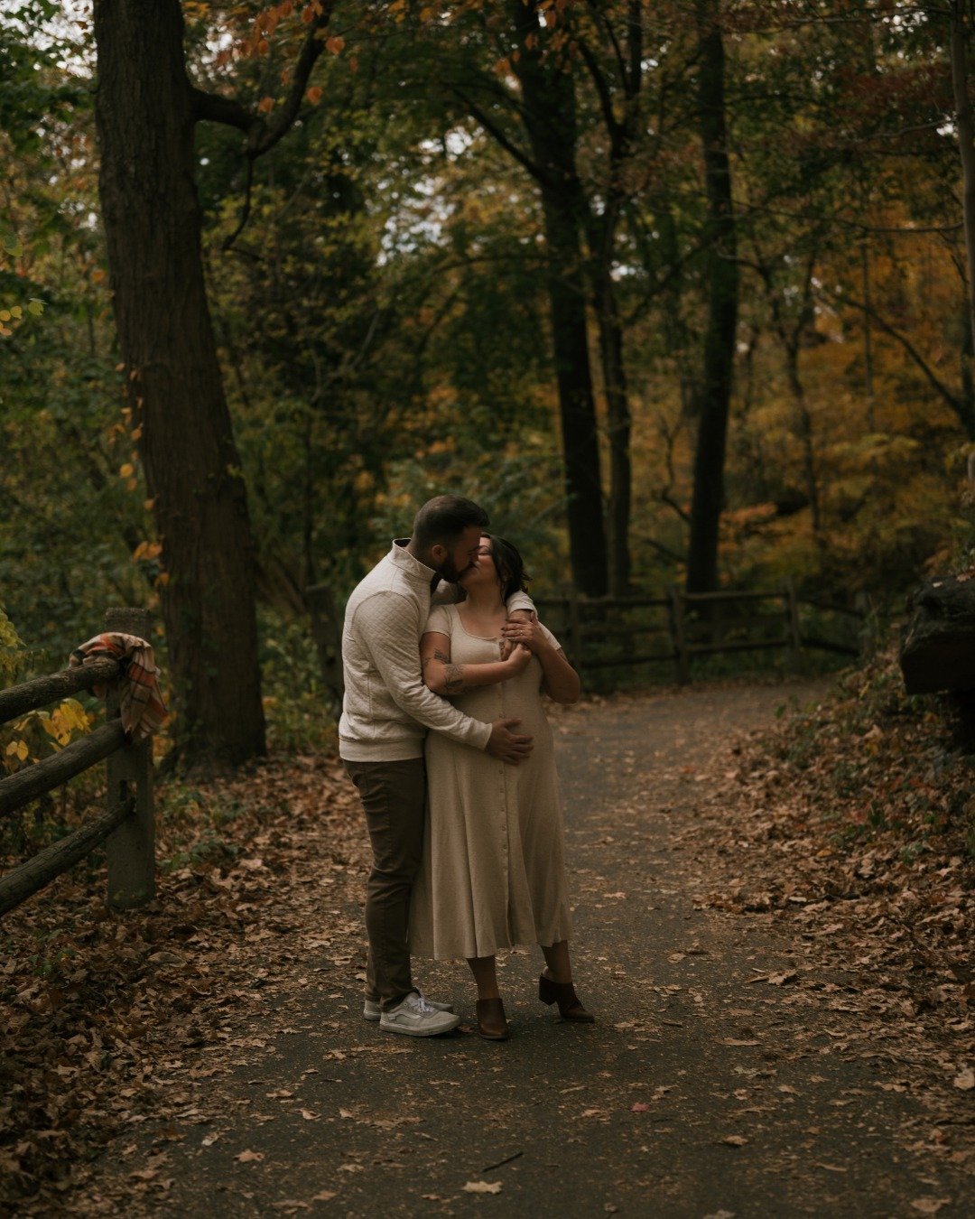 A perfect fall-time Wissahickon engagement session?? We couldn't have gotten luckier with this timing. 

I'm veryyy excited to share these wedding pics 😉 Trying to share engagement sessions before weddings (thats how behind on social I am lol)

#phi