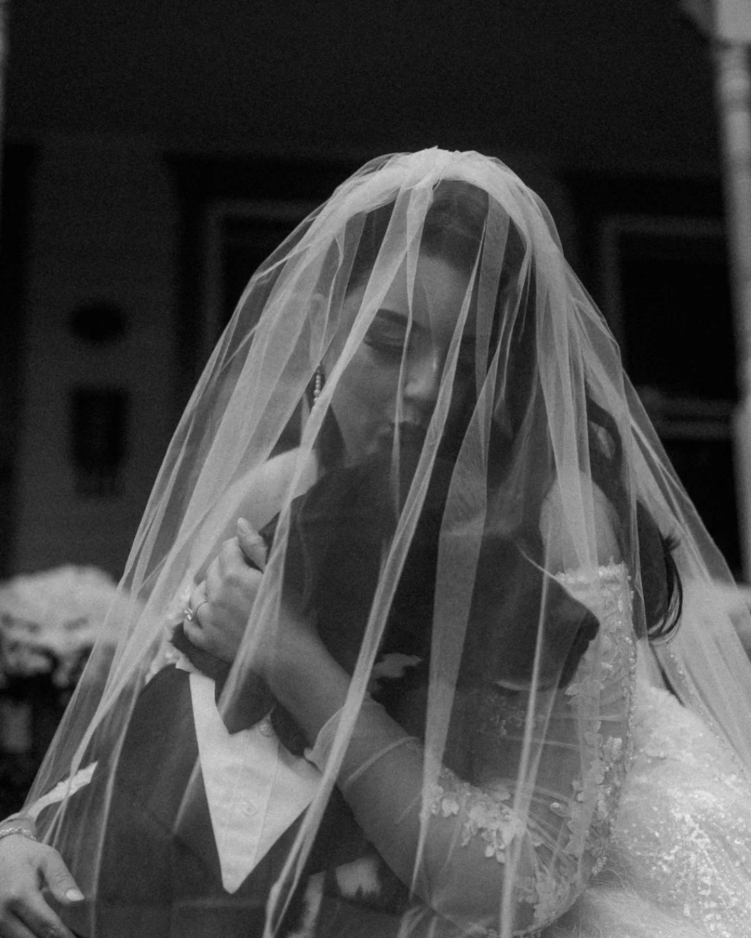B&amp;W with Julie + Austin 🤍🤍🤍

I love a black and white photo moment, especially for weddings.

#phillyweddingphotographer #phillyphotographer #documentarystylewedding