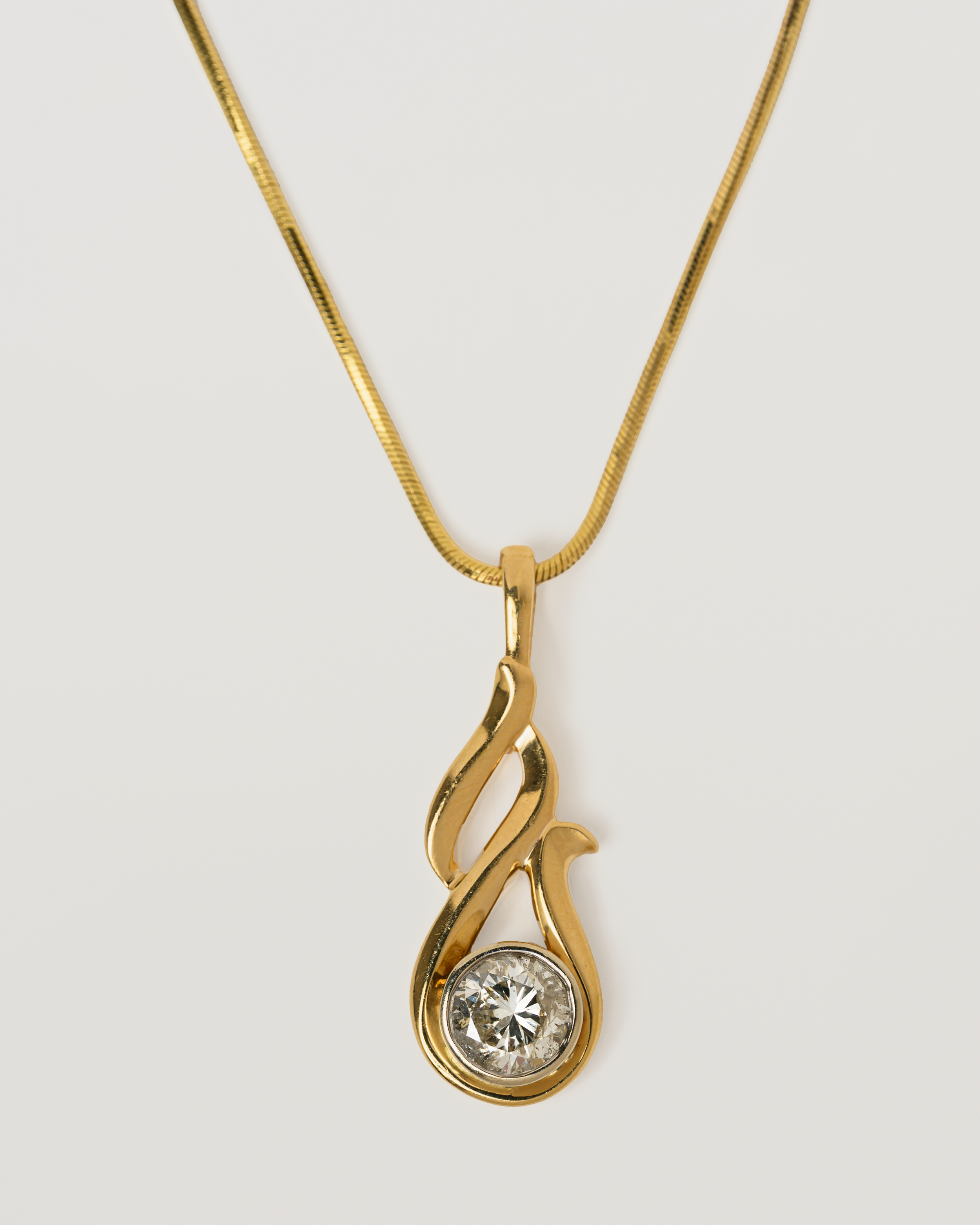 14KY Dia pendant, solo swirly-1.png