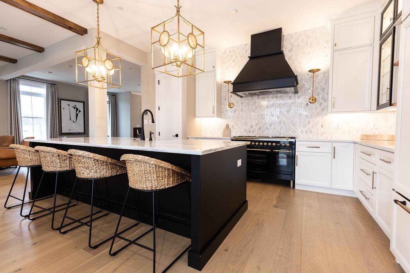 Black and brass, the ultimate power couple 🖤💛 We can't get enough of the way these elements play off each other in this gorgeous kitchen.

We love these modern light fixtures.💡 Not only do they provide the ideal lighting to prepare and cook meals,