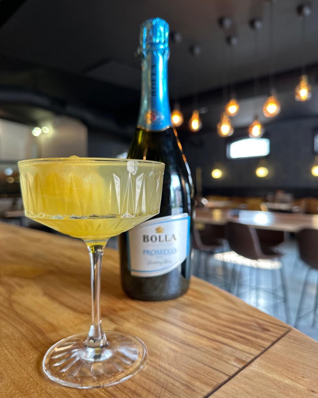 We have an exciting Mimosa this weekend, just in time for #MothersDay! Prosecco with an orange or grapefruit juice rose cube! Available all weekend long. Grab one for yourself or have them with a loved one! 

#SipShareConnect