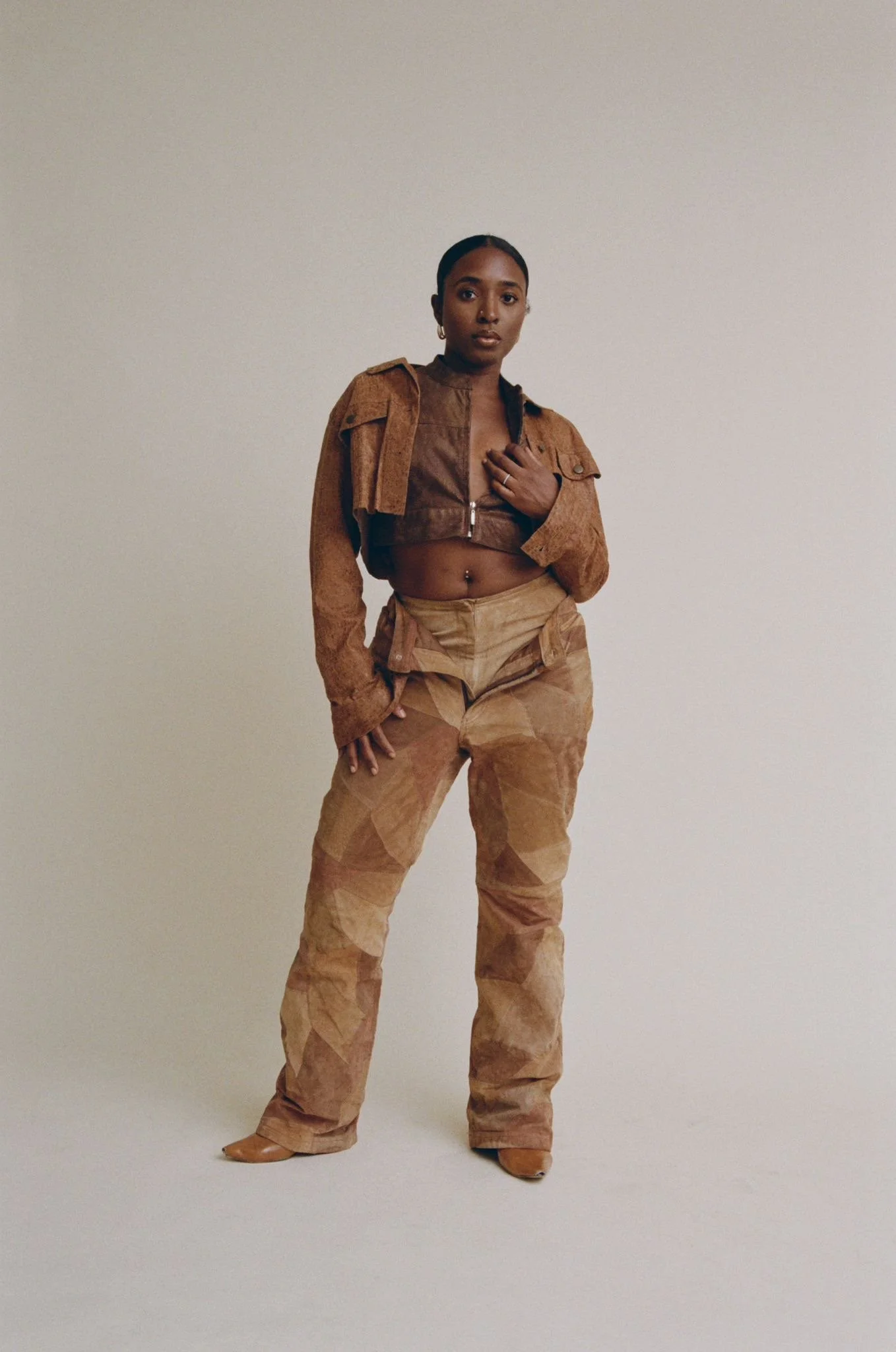 beth unshelling look.JPEG