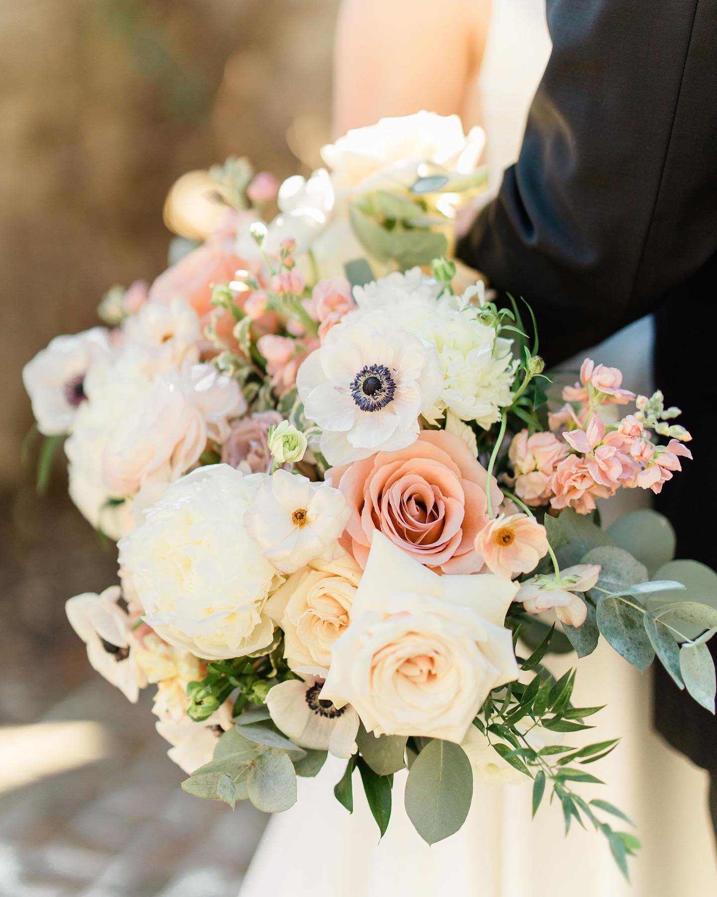 Bridal blooms🤍

Planner: @lauraburchfieldevents 
Photographer: @rebeccacerasani 
Floral Lead: @better_together_marcy 
Venue: @summerourstudio 

#atlantabride #georgiabride #atlantawedding #citywedding #georgiawedding #atl #atlanta #atlantaflorist #g